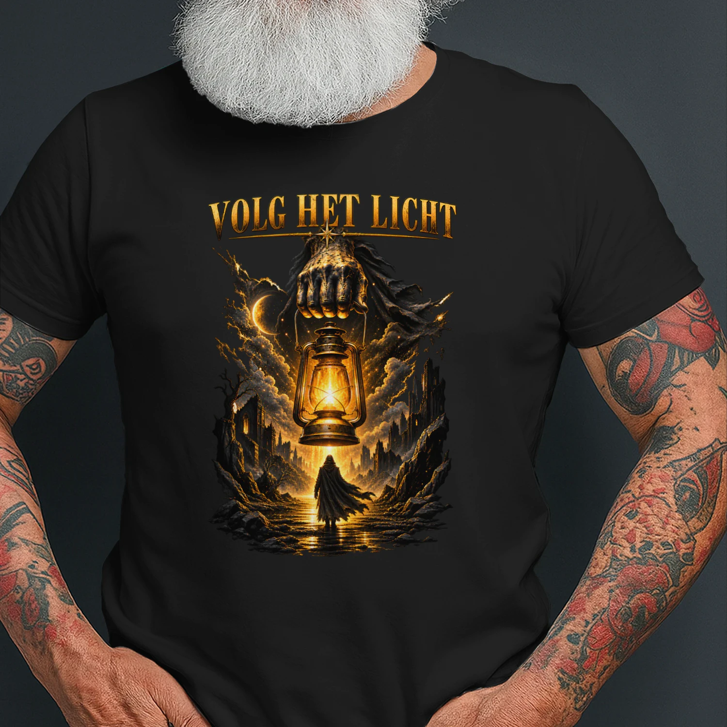 Volg Het Licht T-Shirt – Mystiek Donker Fantasy Design – Gouden Lantaarn – Spiritueel Cadeau