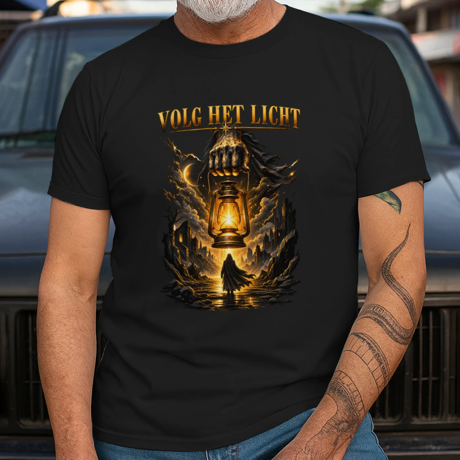 Volg Het Licht T-Shirt – Mystiek Donker Fantasy Design – Gouden Lantaarn – Spiritueel Cadeau