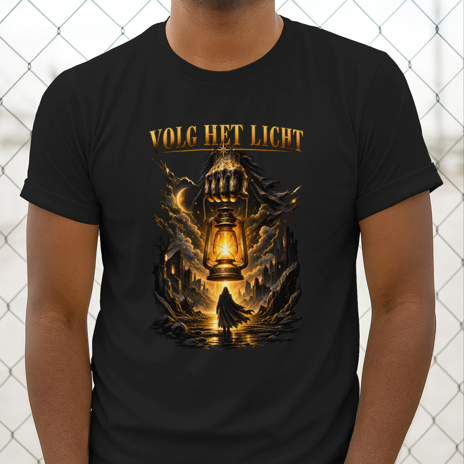 Volg Het Licht T-Shirt – Mystiek Donker Fantasy Design – Gouden Lantaarn – Spiritueel Cadeau