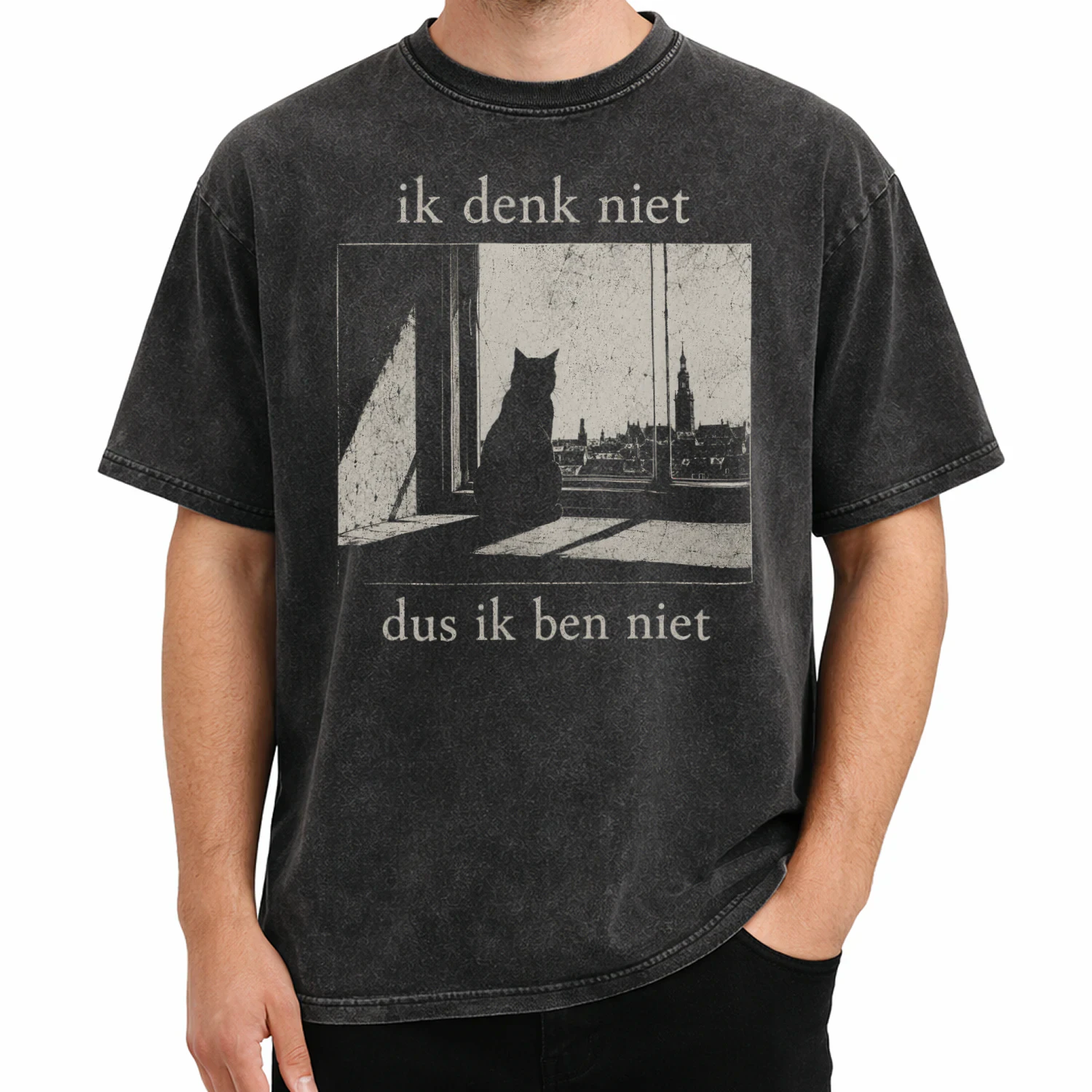 Denk Minder, Voel Meer – Filosofisch Zwarte Kat Design 🐈‍⬛🪞 – Limited Edition Acid Wash T-Shirt