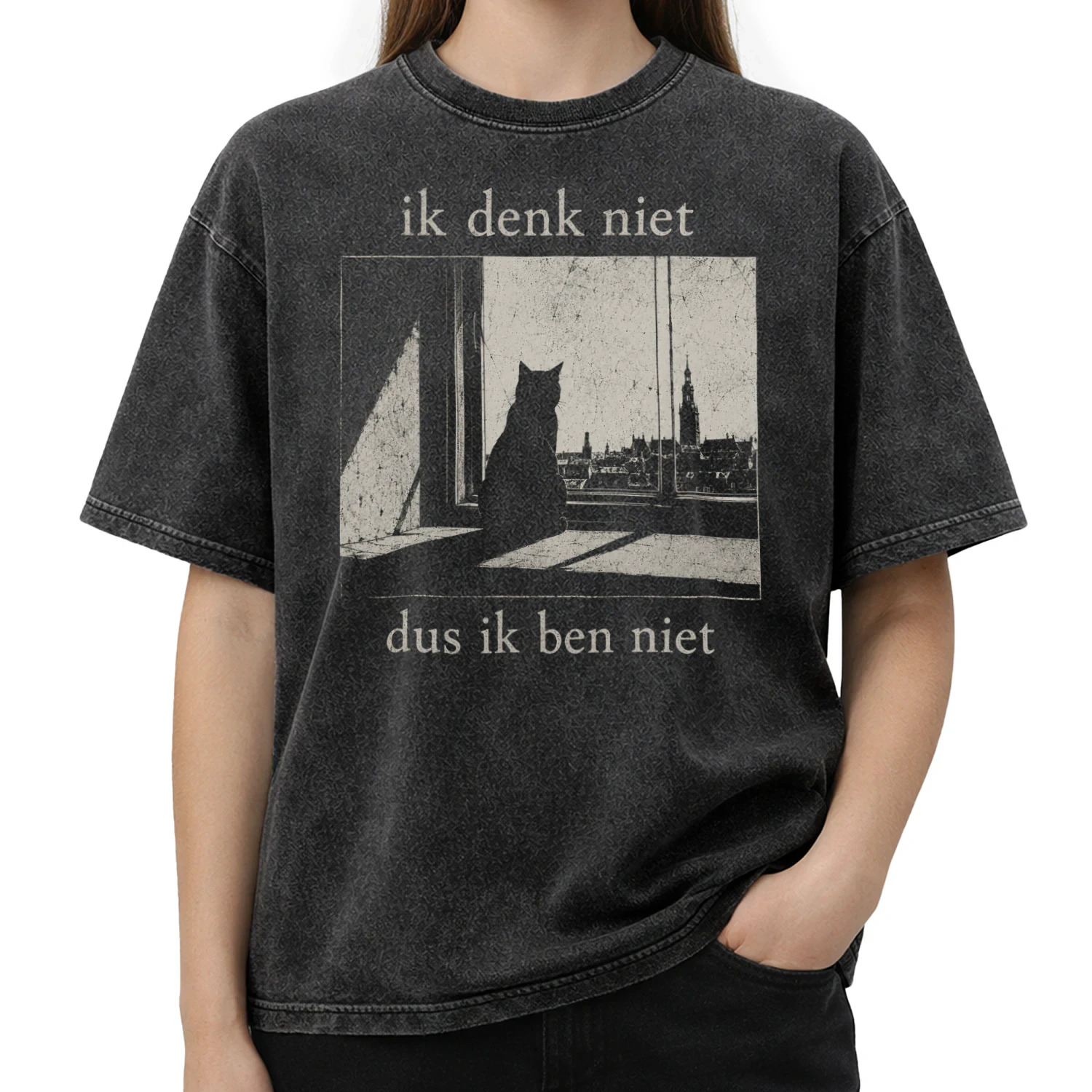 Denk Minder, Voel Meer – Filosofisch Zwarte Kat Design 🐈‍⬛🪞 – Limited Edition Acid Wash T-Shirt