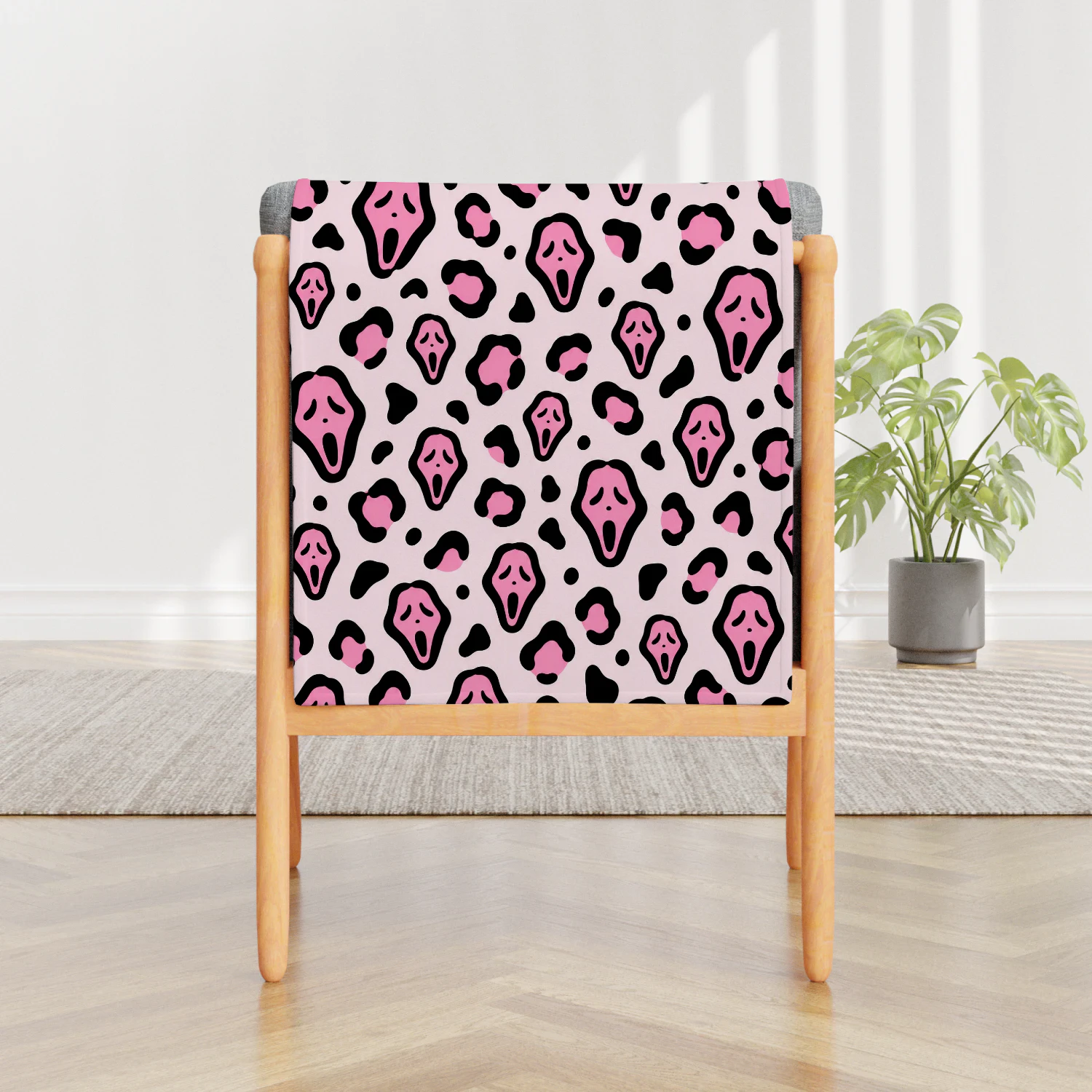 Pink Spooky Halloween Blanket – Black & Pink Horror Mask Fleece Throw | Cute Leopard Halloween Decor