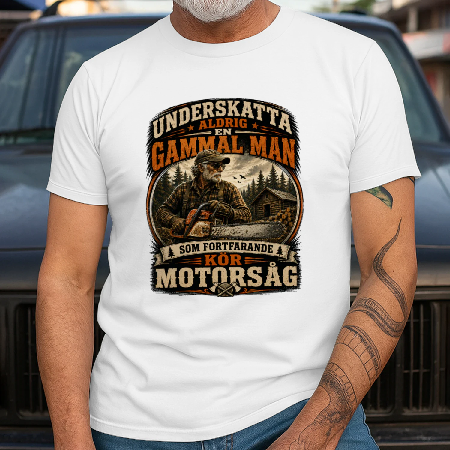 Underskatta aldrig en gammal man som fortfarande kör motorsåg