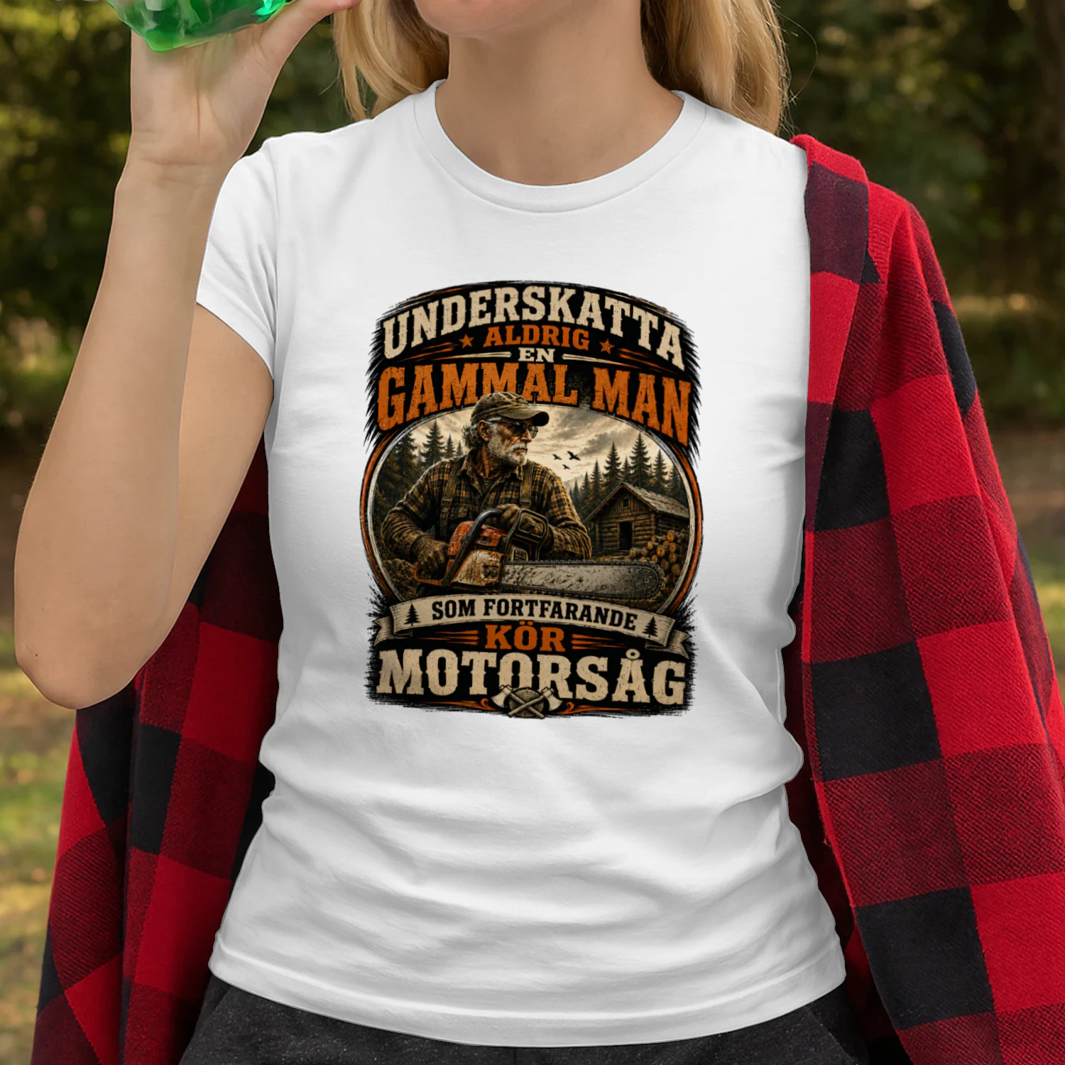 Underskatta aldrig en gammal man som fortfarande kör motorsåg