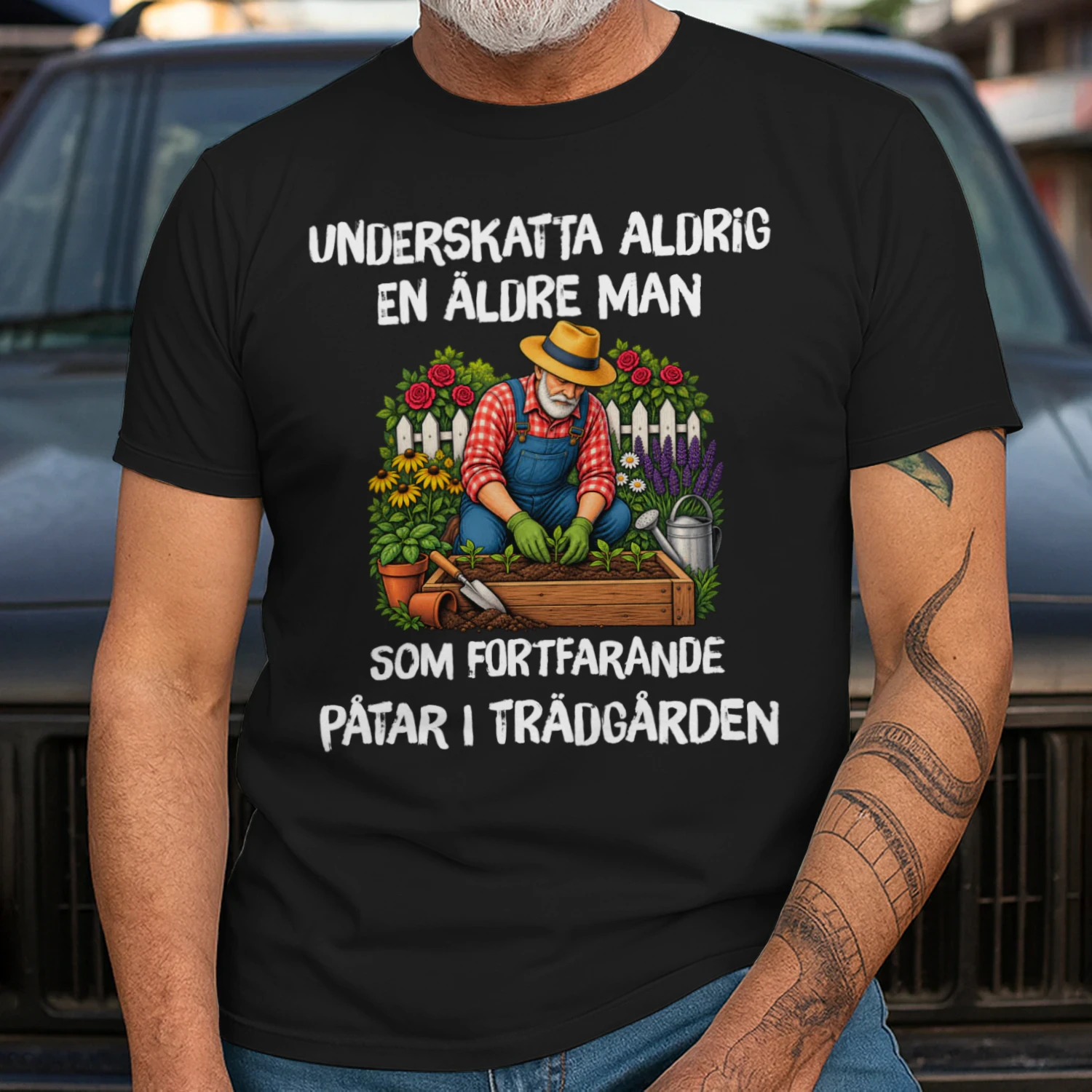 Underskatta aldrig en äldre man som fortfarande påtar i trädgården