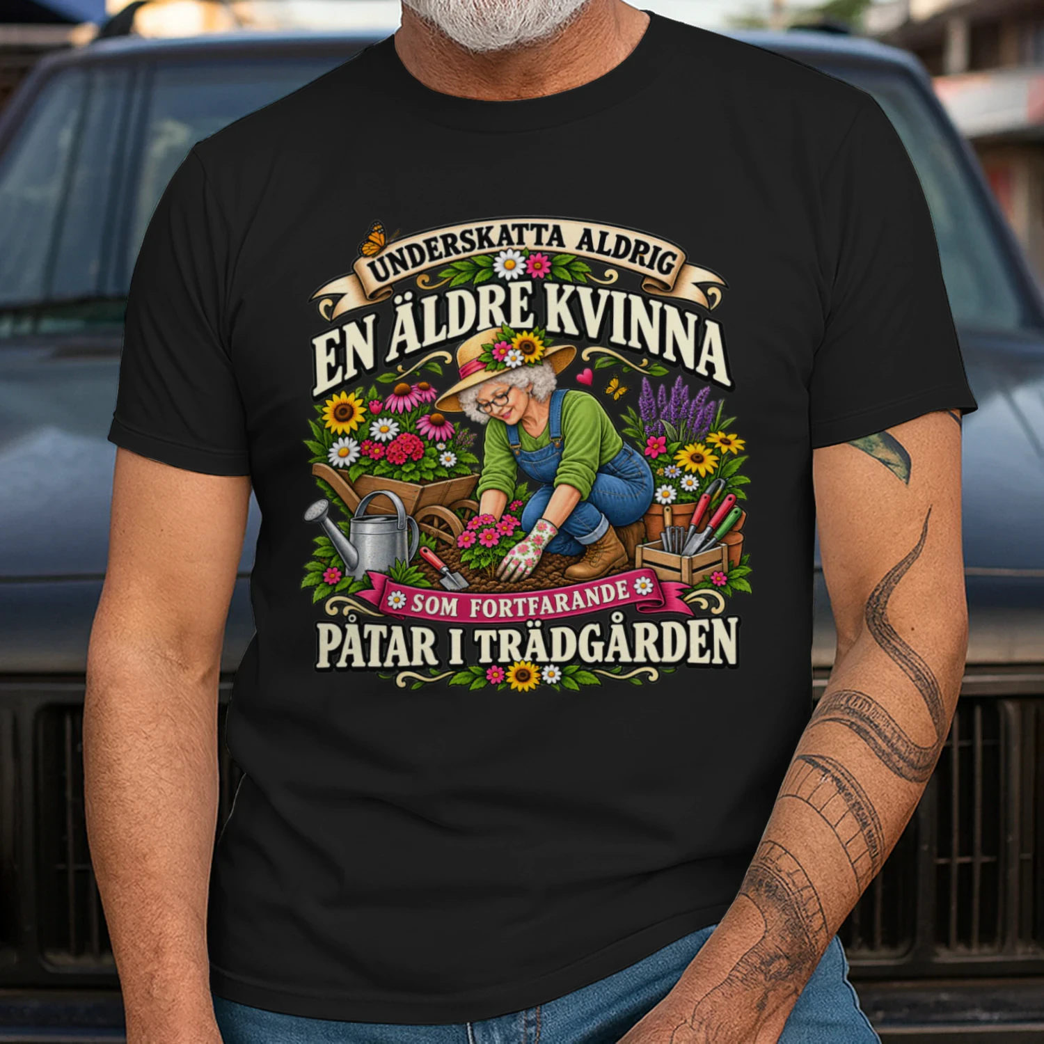 Underskatta aldrig en äldre kvinna som fortfarande påtar i trädgården