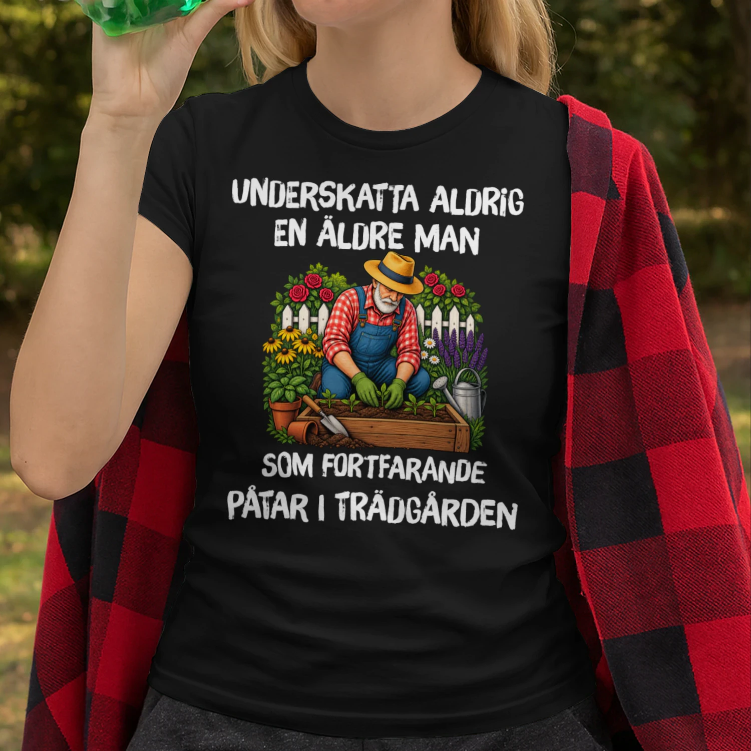 Underskatta aldrig en äldre man som fortfarande påtar i trädgården
