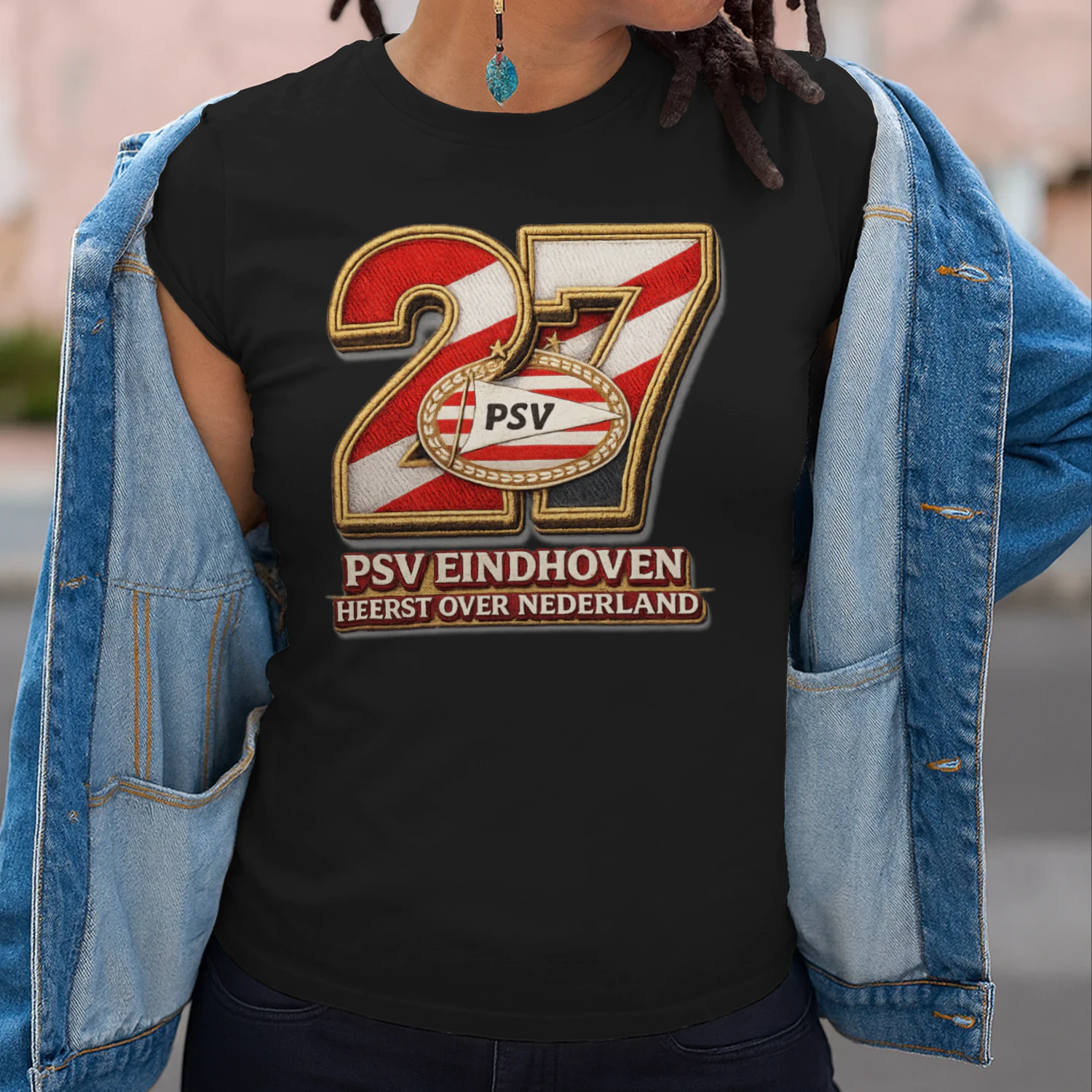 Shirt met ontwerp van de 27e landstitel van PSV Eindhoven met de slogan: ‘PSV Eindhoven heerst over Nederland