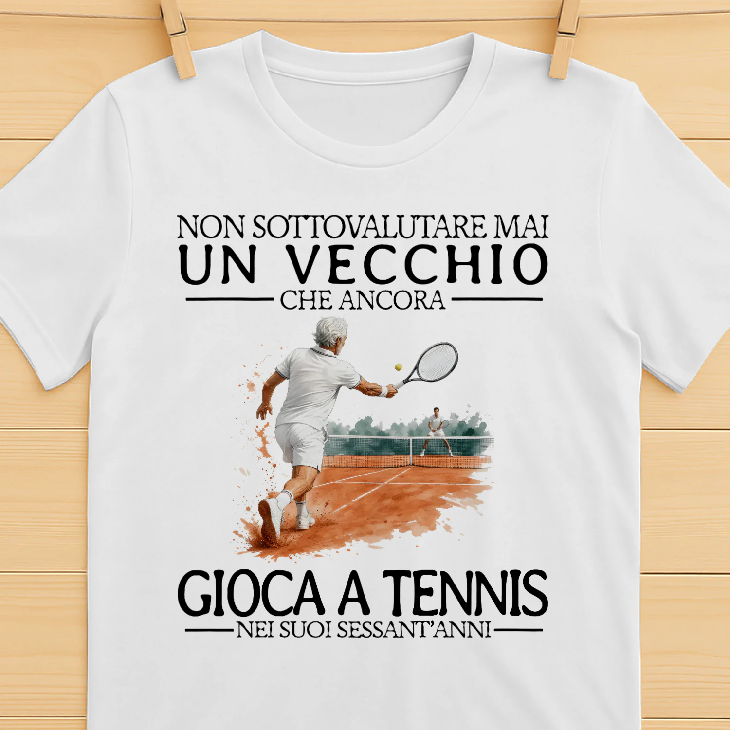 IT-NON SOTTOVALUTARE MAI UN VECCHIO CHE ANCORA GIOCA A TENNIS NEI SUOI SESSANT'ANNI