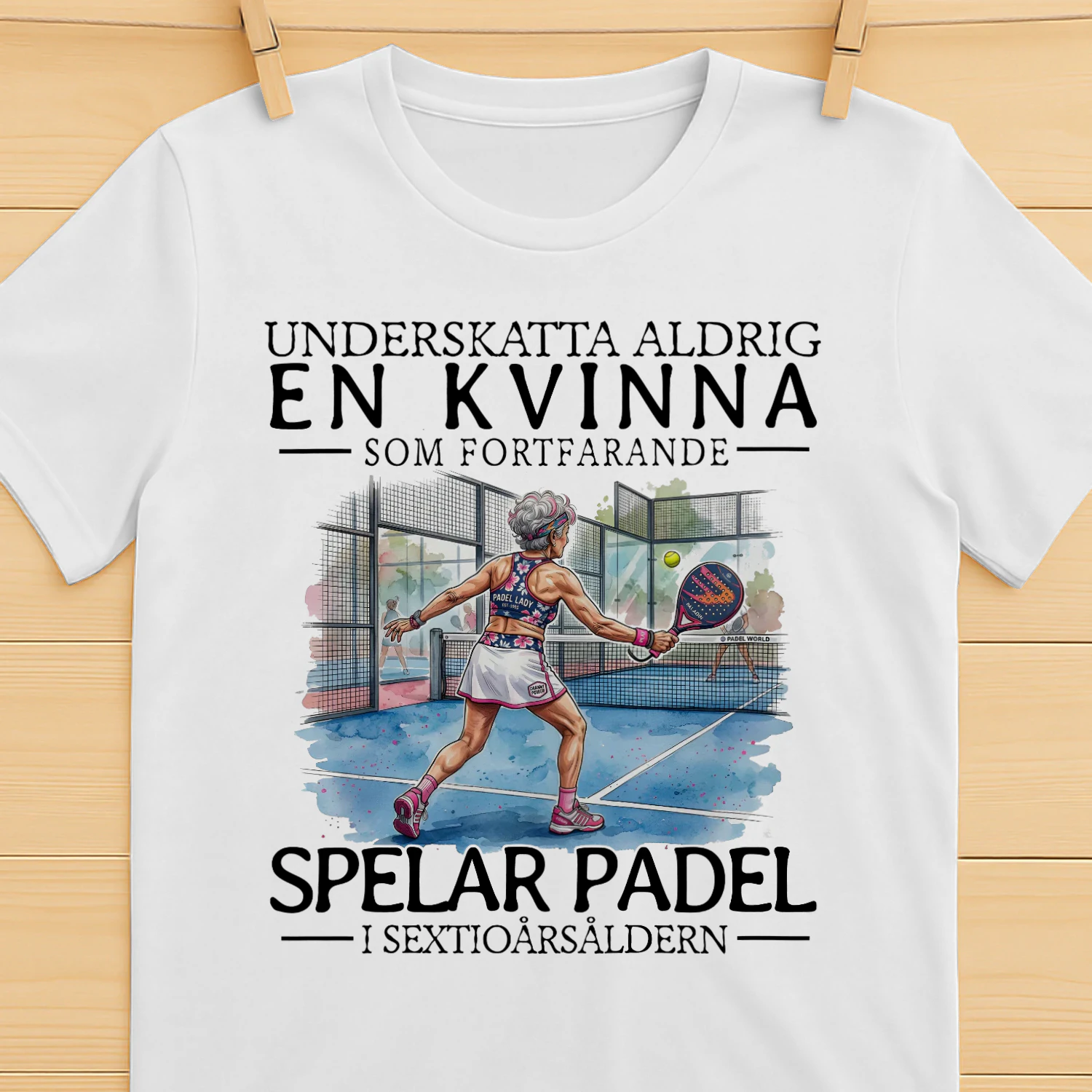 SE-UNDERSKATTA ALDRIG EN KVINNA SOM FORTFARANDE SPELAR PADEL I SEXTIOÅRSÅLDERN