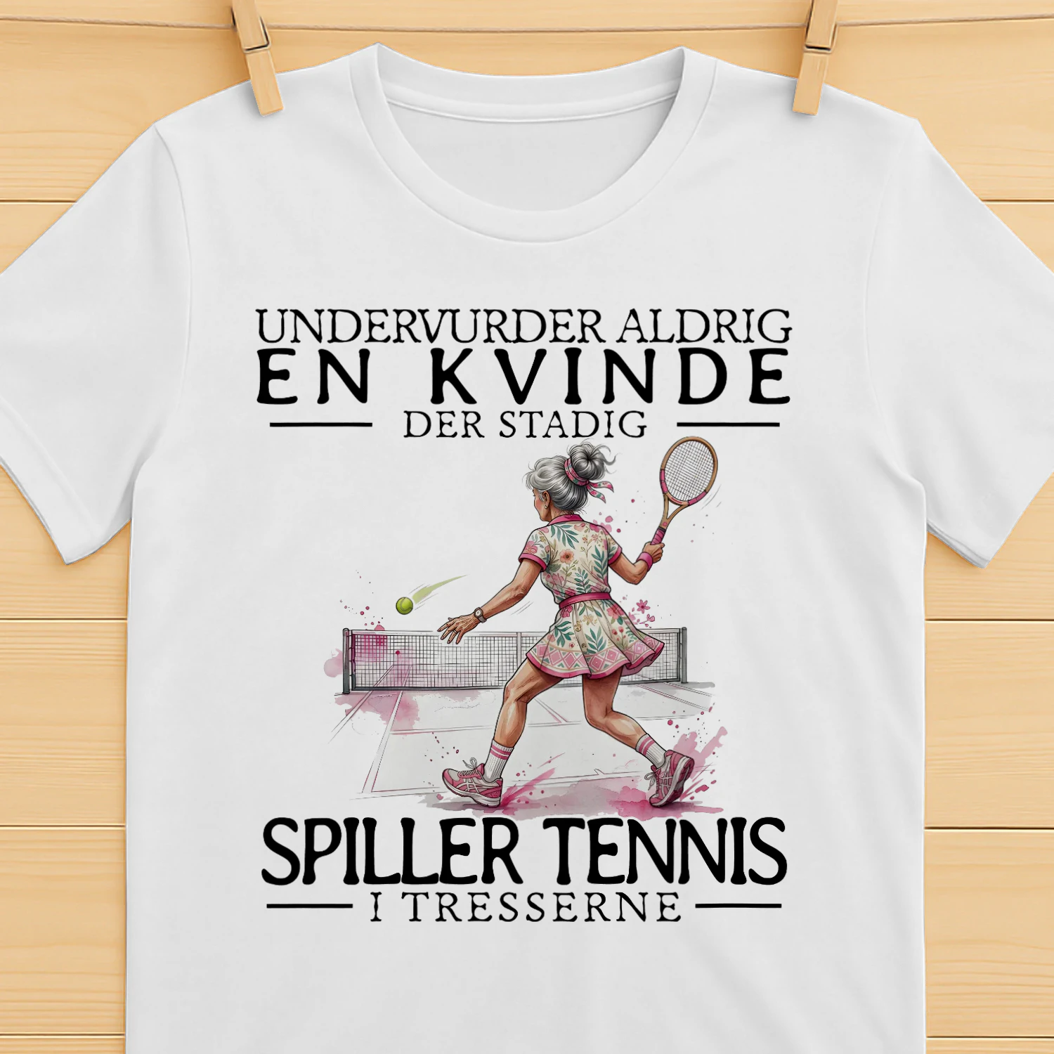 DK-UNDERVURDER ALDRIG EN KVINDE DER STADIG SPILLER TENNIS I TRESSERNE