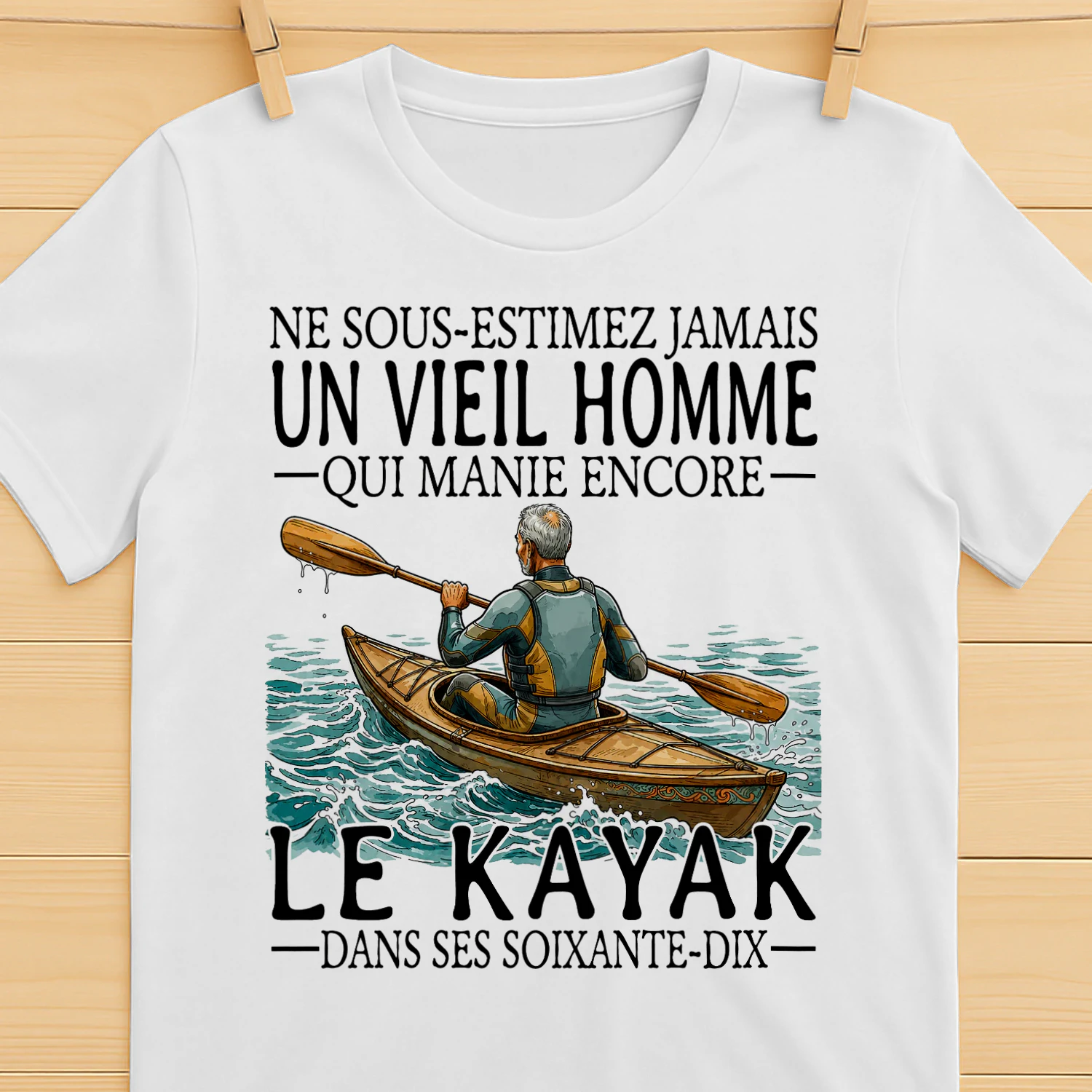 FR-NE SOUS-ESTIMEZ JAMAIS UN VIEIL HOMME QUI MANIE ENCORE LE KAYAK DANS SES SOIXANTE-DIX