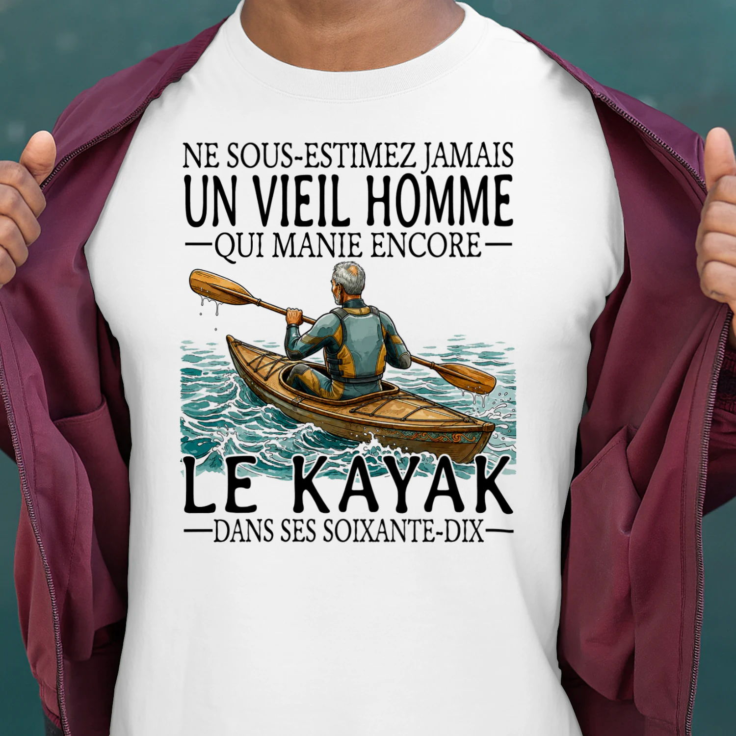 FR-NE SOUS-ESTIMEZ JAMAIS UN VIEIL HOMME QUI MANIE ENCORE LE KAYAK DANS SES SOIXANTE-DIX