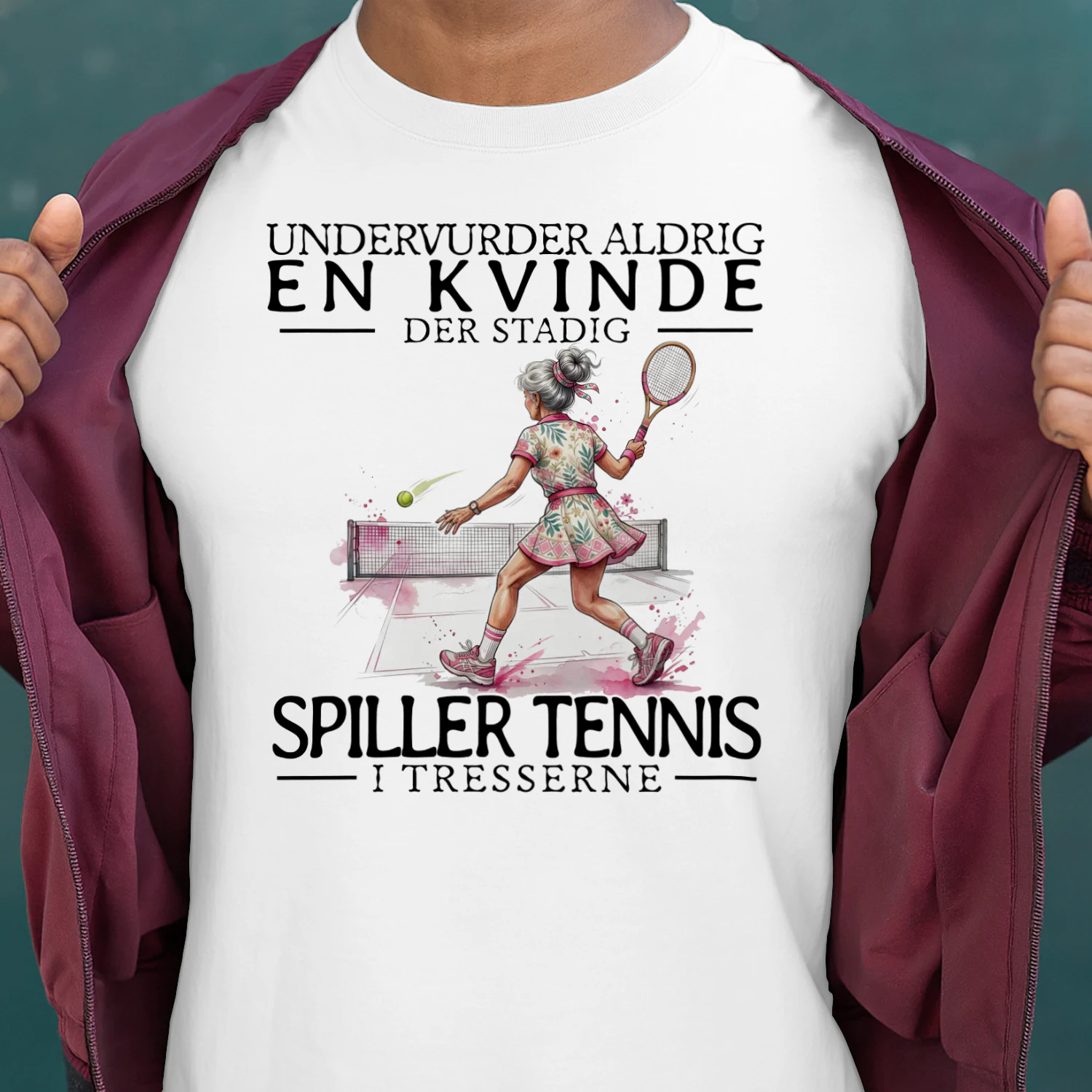 DK-UNDERVURDER ALDRIG EN KVINDE DER STADIG SPILLER TENNIS I TRESSERNE