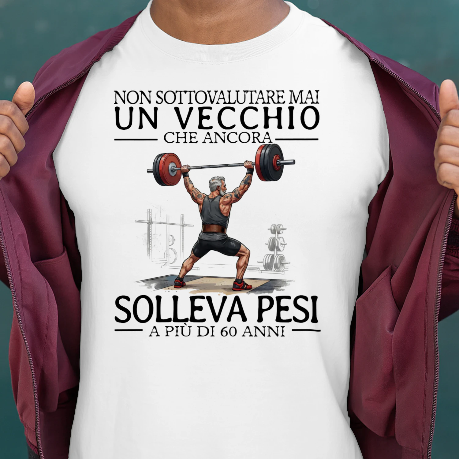 IT-NON SOTTOVALUTARE MAI UN VECCHIO CHE ANCORA SOLLEVA PESI A PIÙ DI 60 ANNI