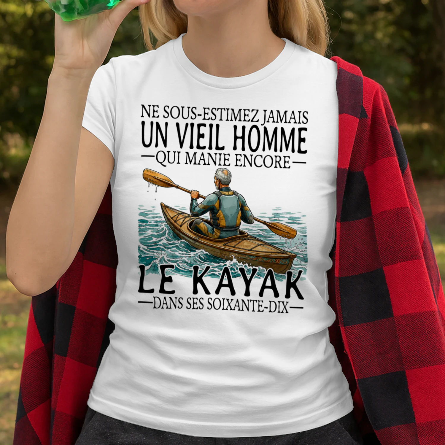 FR-NE SOUS-ESTIMEZ JAMAIS UN VIEIL HOMME QUI MANIE ENCORE LE KAYAK DANS SES SOIXANTE-DIX
