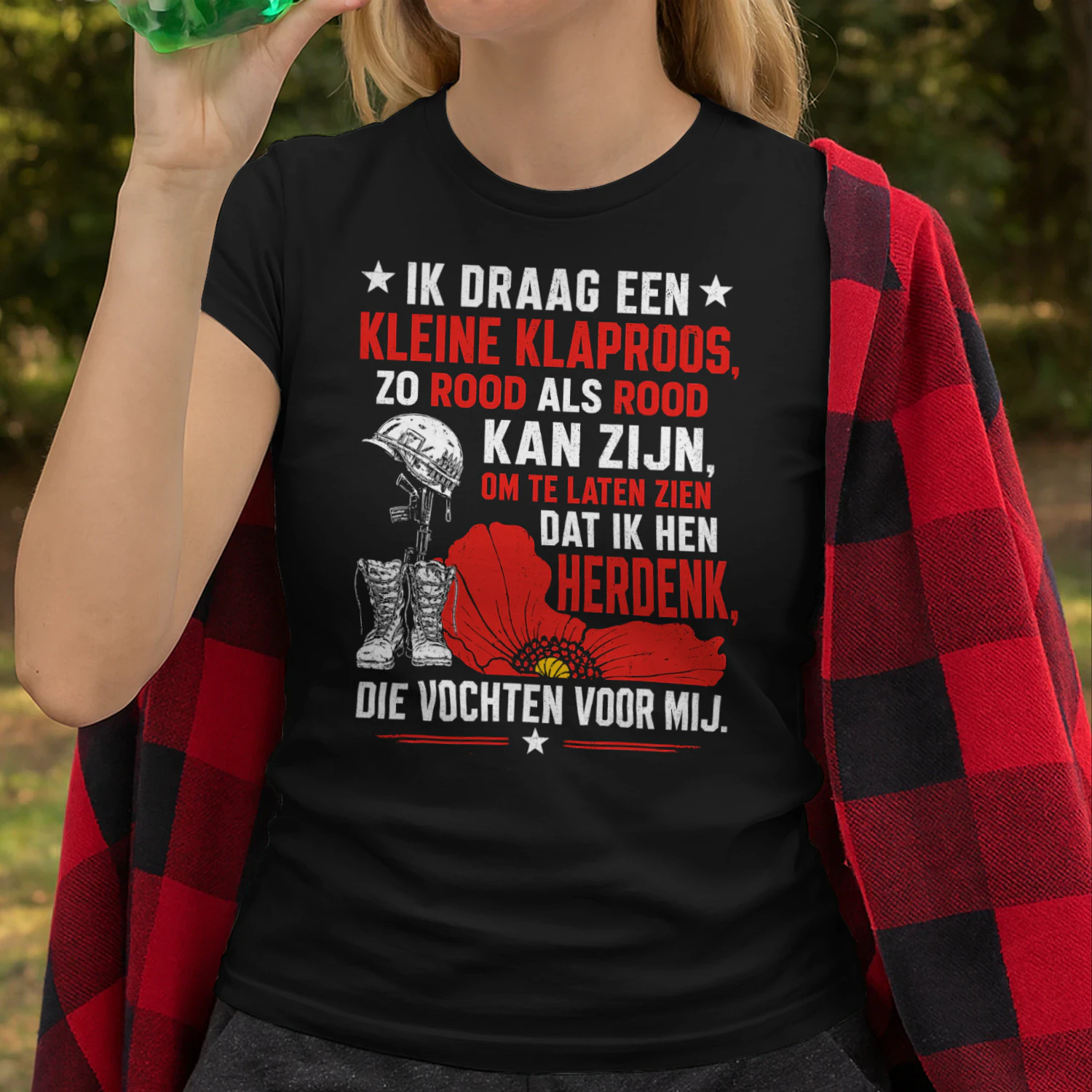 NL-Ik draag een kleine klaproos, zo rood als rood kan zijn 2