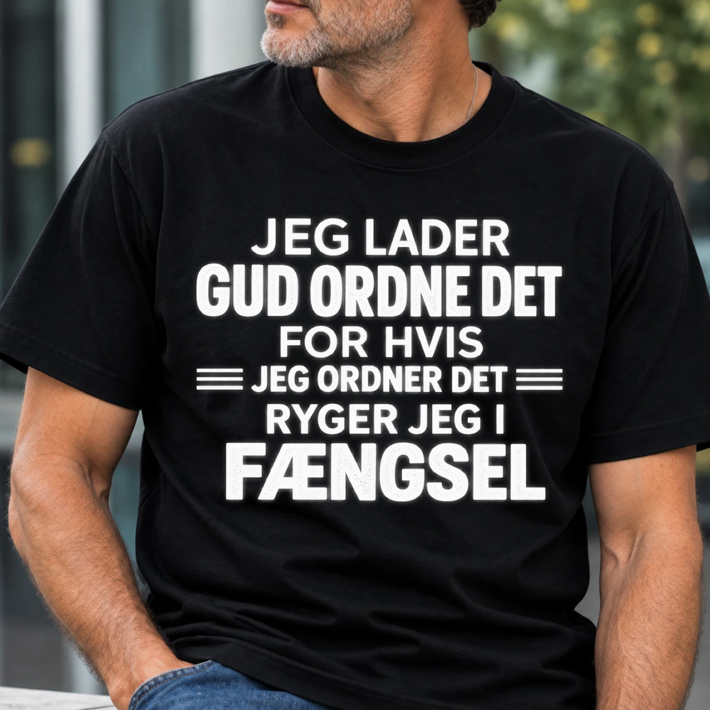 Jeg Lader Gud Ordne DetT-shirt– Sjovt Dansk Citat