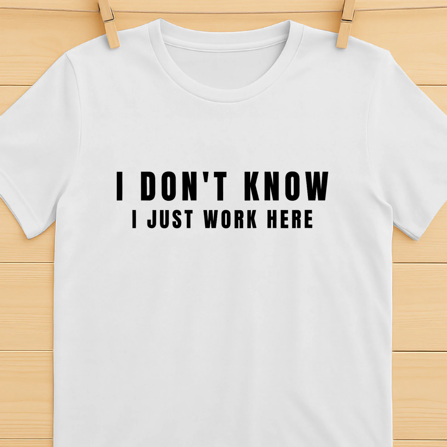 I Don't Know, I Just Work Here – Rolig T-Shirt