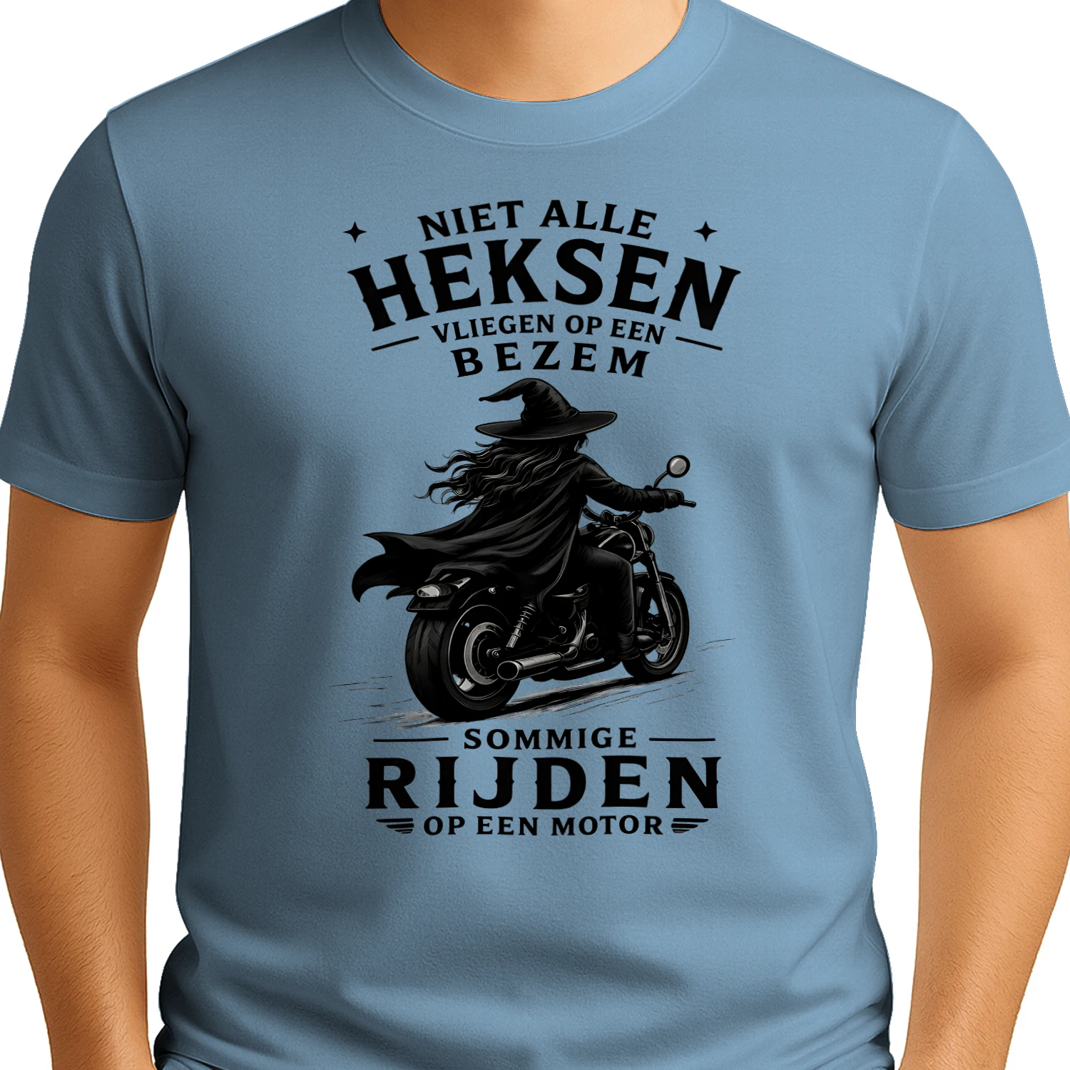 NIET ALLE HEKSEN VLIEGEN OP EEN BEZEM SOMMIGE RIJDEN OP EEN MOTOR" Funny Dutch Biker Witch T-Shirt – Motorcycle Halloween Graphic Tee