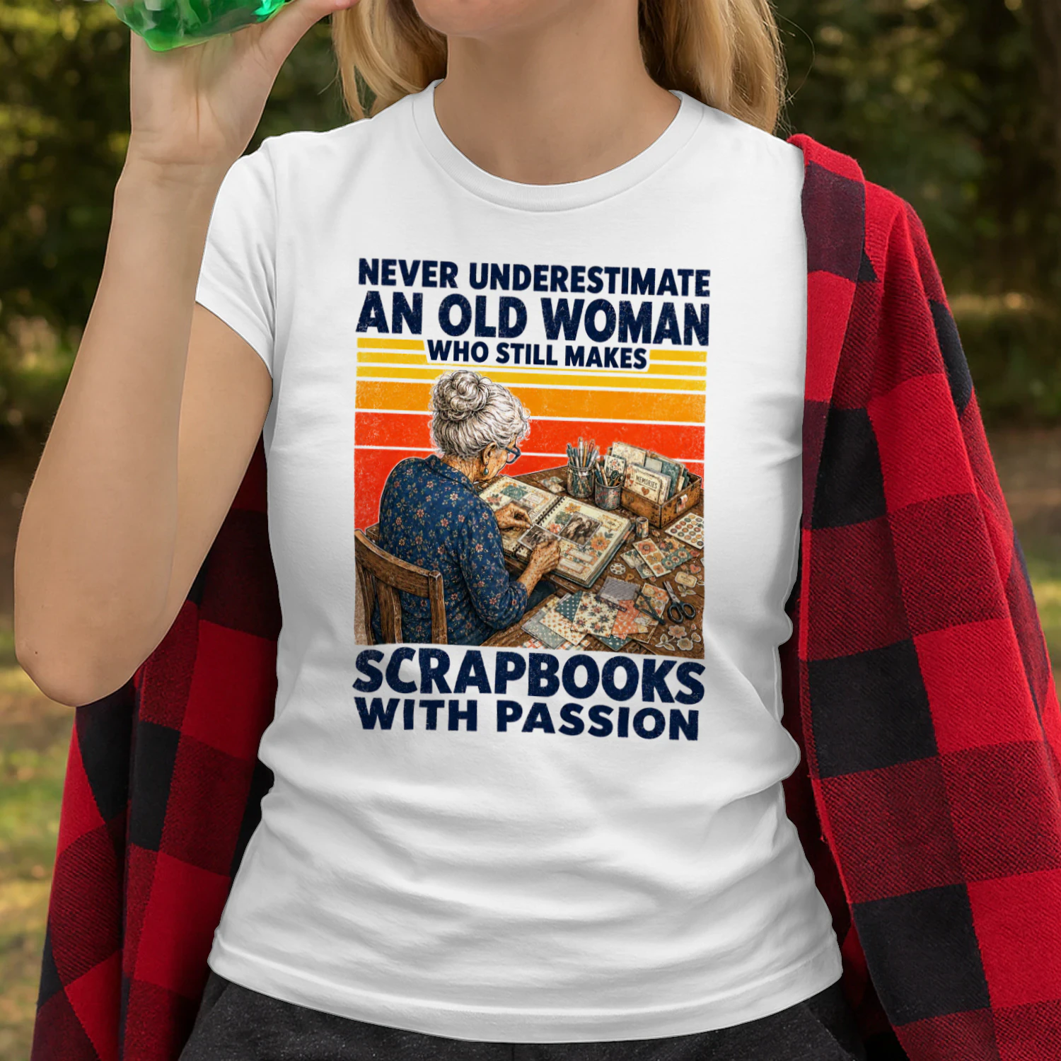 TEU1085 Woman Scrapbooks