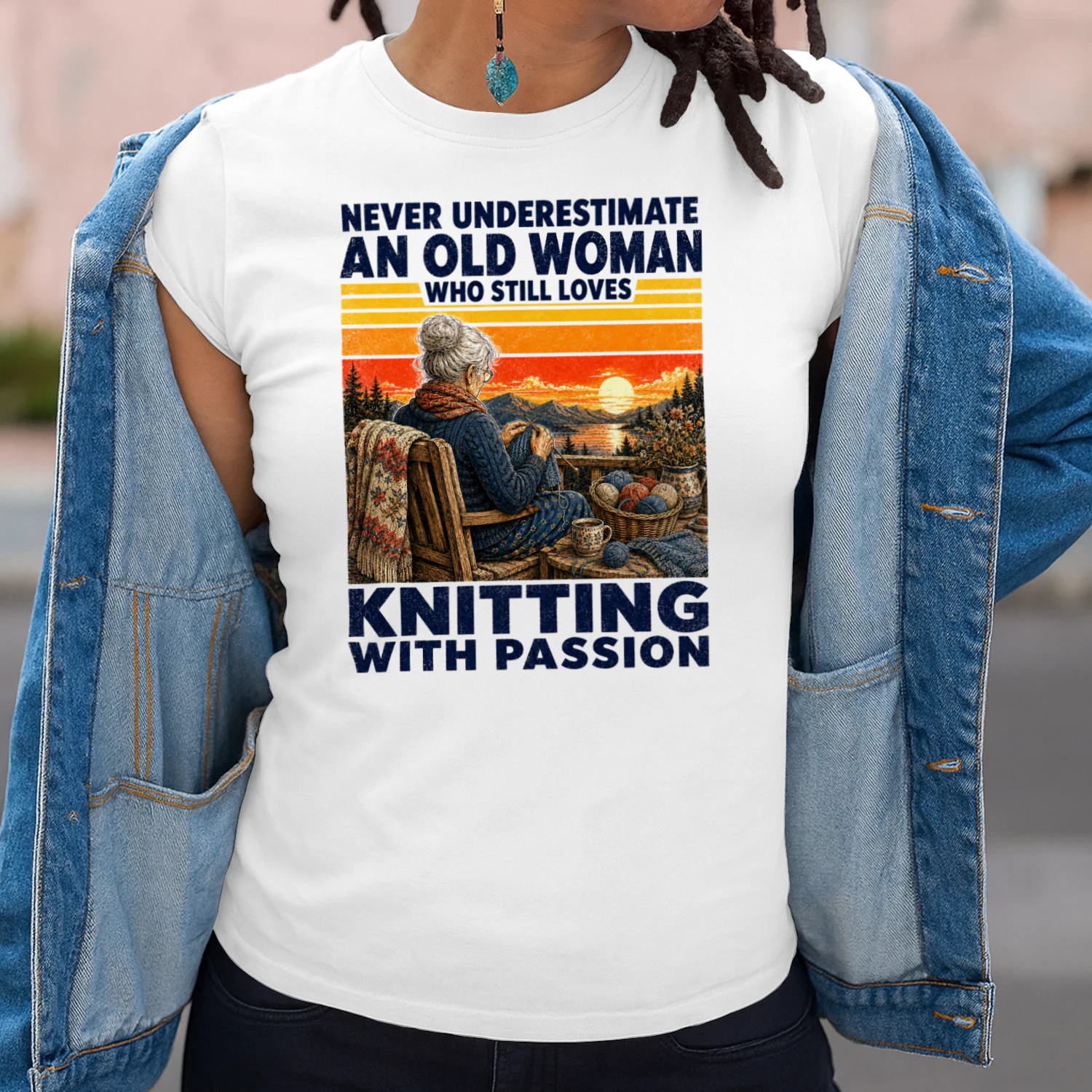 TEU1068 Woman Knitting