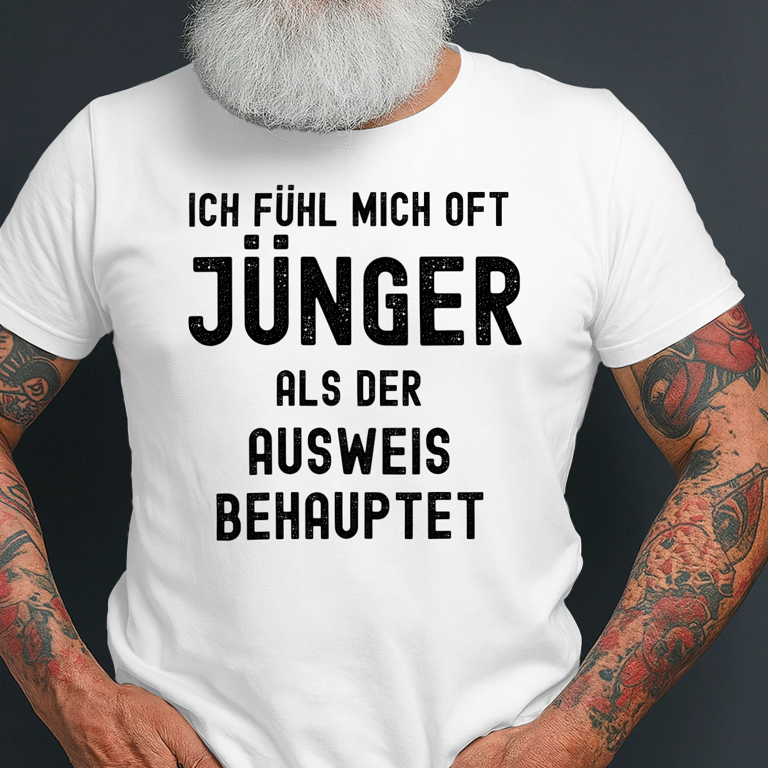 Fühl mich jünger als mein Ausweis behauptet – Geburtstagsshirt