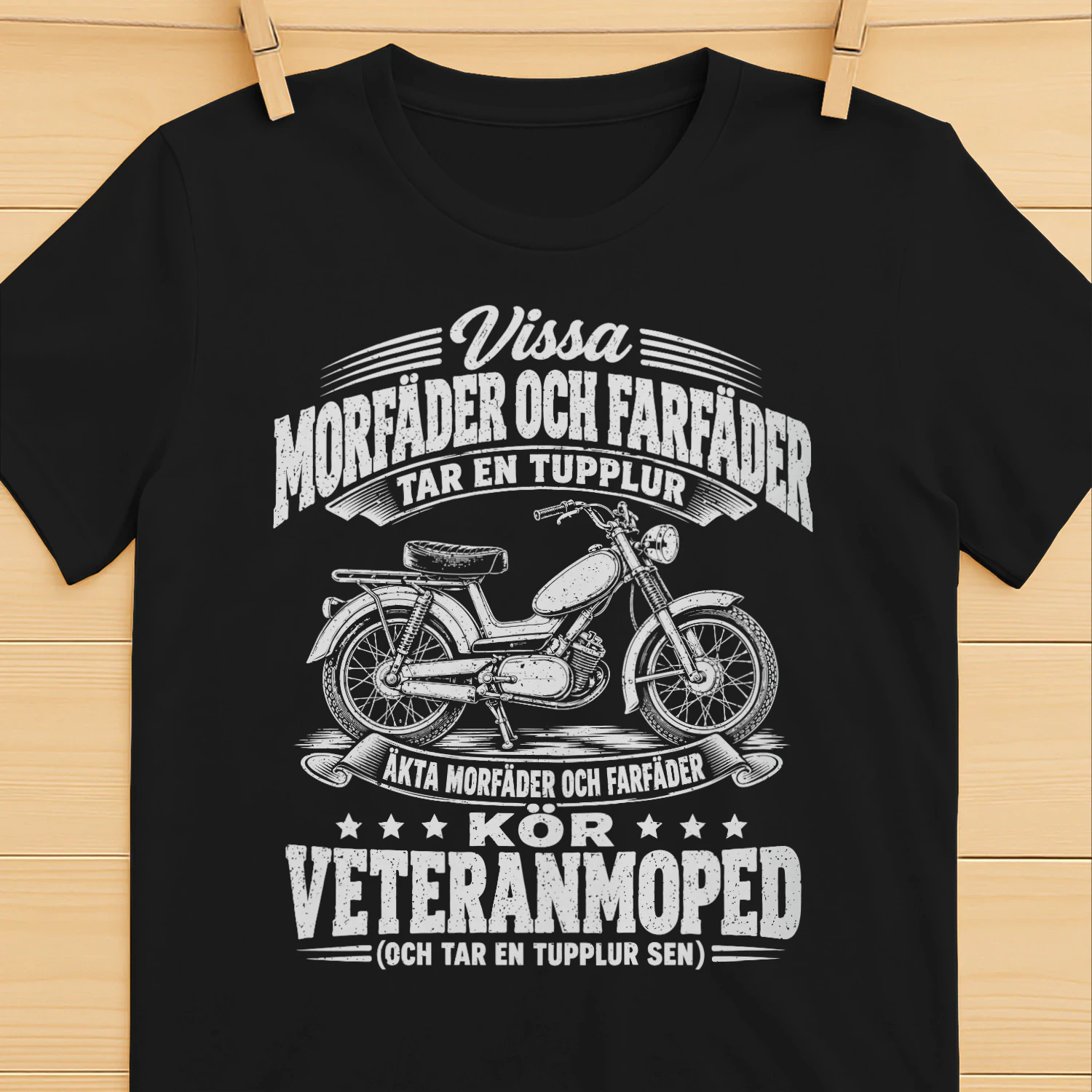 Vissa Morfäder och Farfäder Tar En Tupplur – Äkta Morfäder och Farfäder Kör Veteranmoped T-Shirt