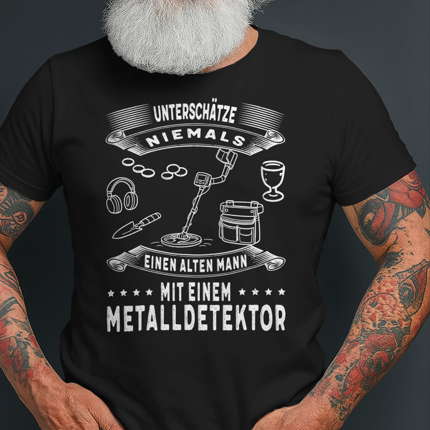 UNTERSCHÄTZE NIEMALS EINEN ALTEN MANN MIT EINEM METALLDETEKTOR