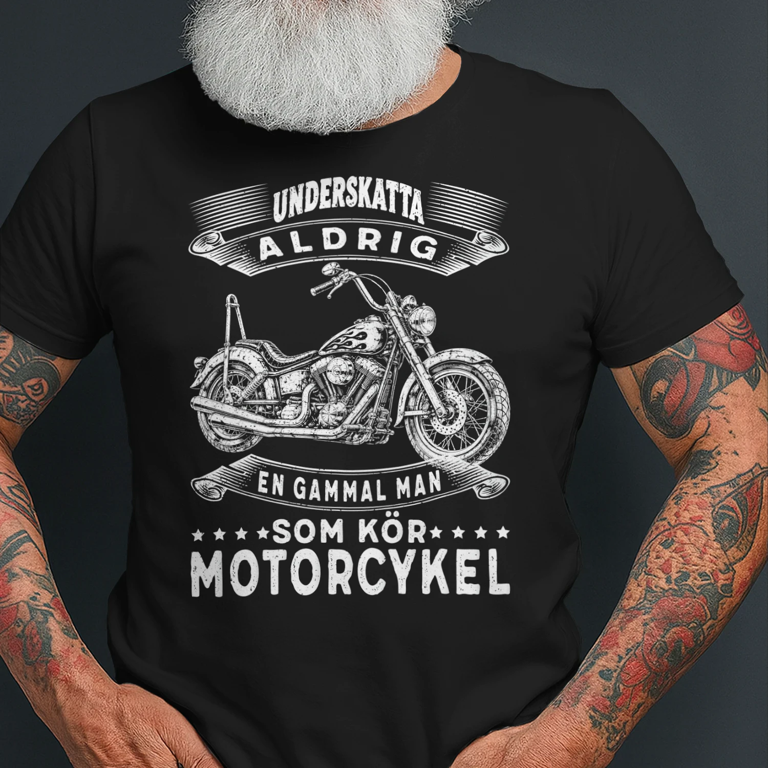 Underskatta aldrig en gammal man som kör motorcykel 