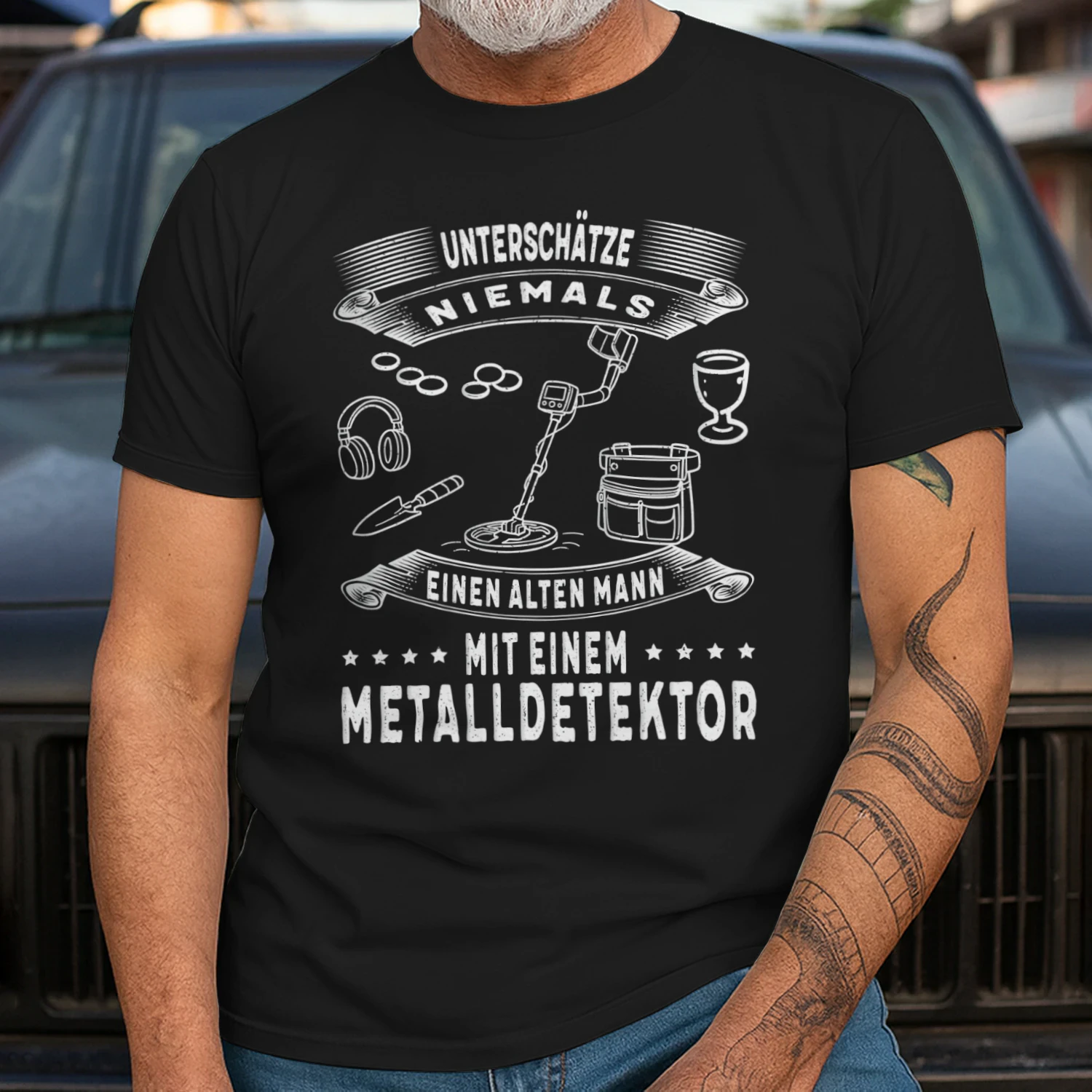 UNTERSCHÄTZE NIEMALS EINEN ALTEN MANN MIT EINEM METALLDETEKTOR