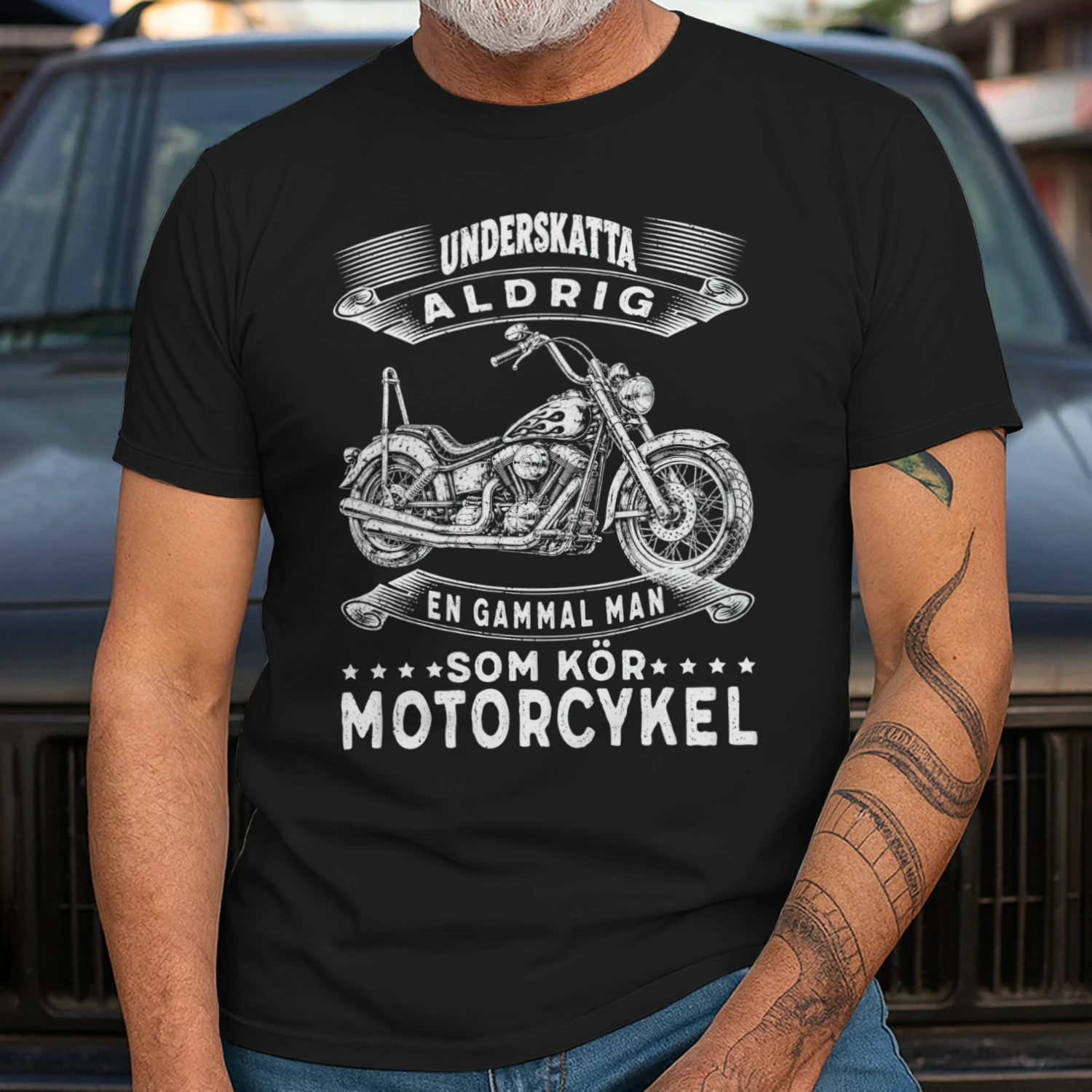 Underskatta aldrig en gammal man som kör motorcykel 