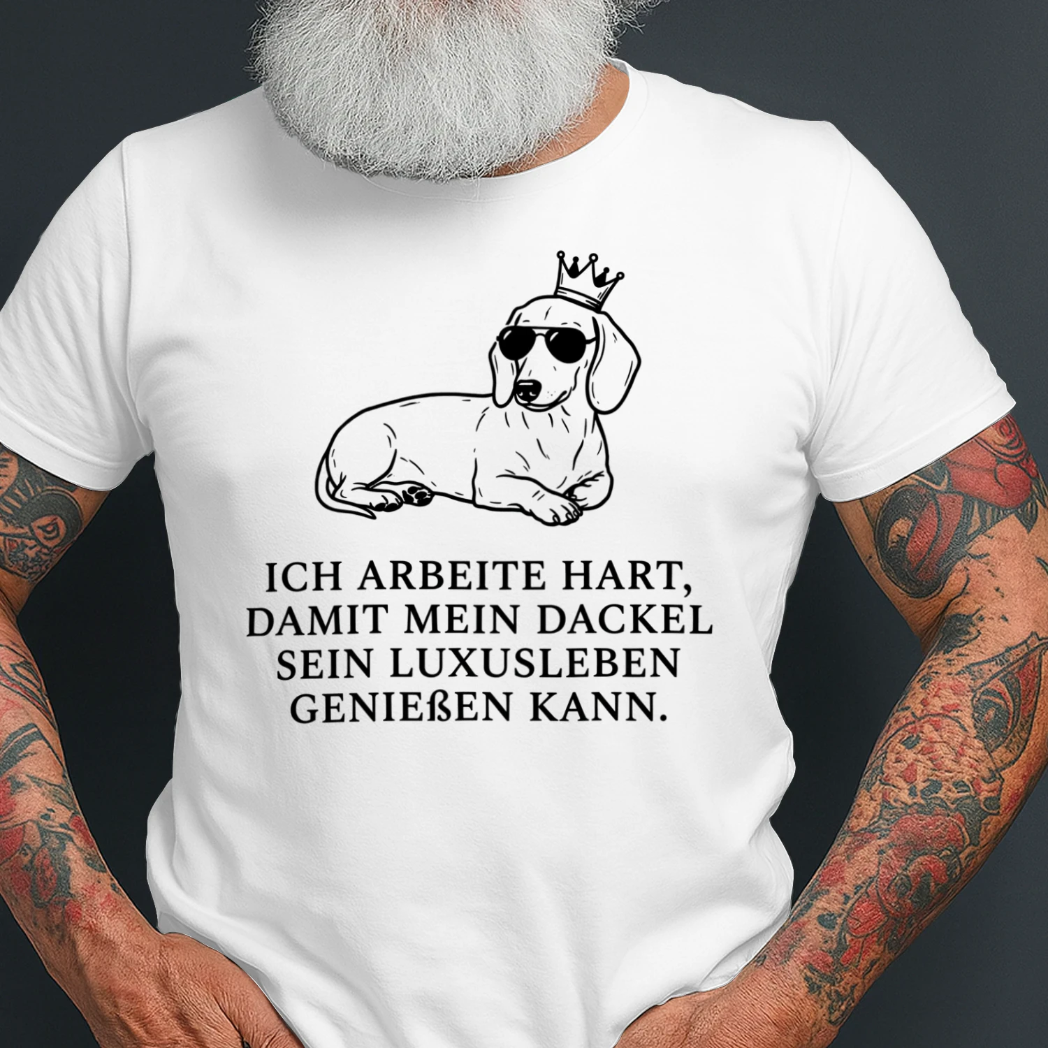 Ich arbeite hart, damit mein Dackel sein Luxusleben genießen kann.