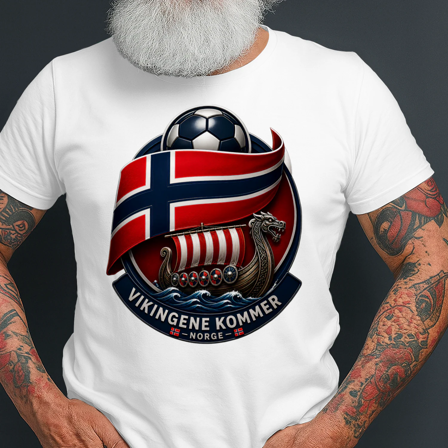 Unik norsk fotball T-skjorte med vikingskip, norsk flagg og supporterdesign. Perfekt for norske fotballfans og stolte supportere.