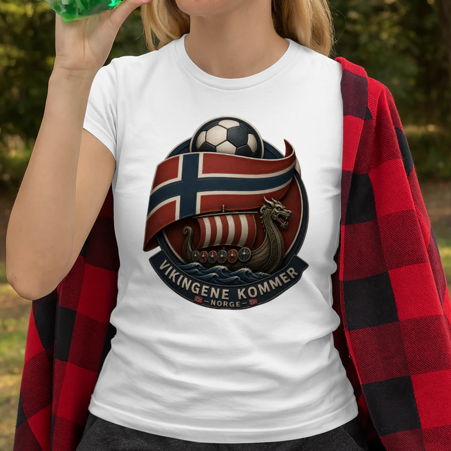 Unik norsk fotball T-skjorte med vikingskip, norsk flagg og supporterdesign. Perfekt for norske fotballfans og stolte supportere.
