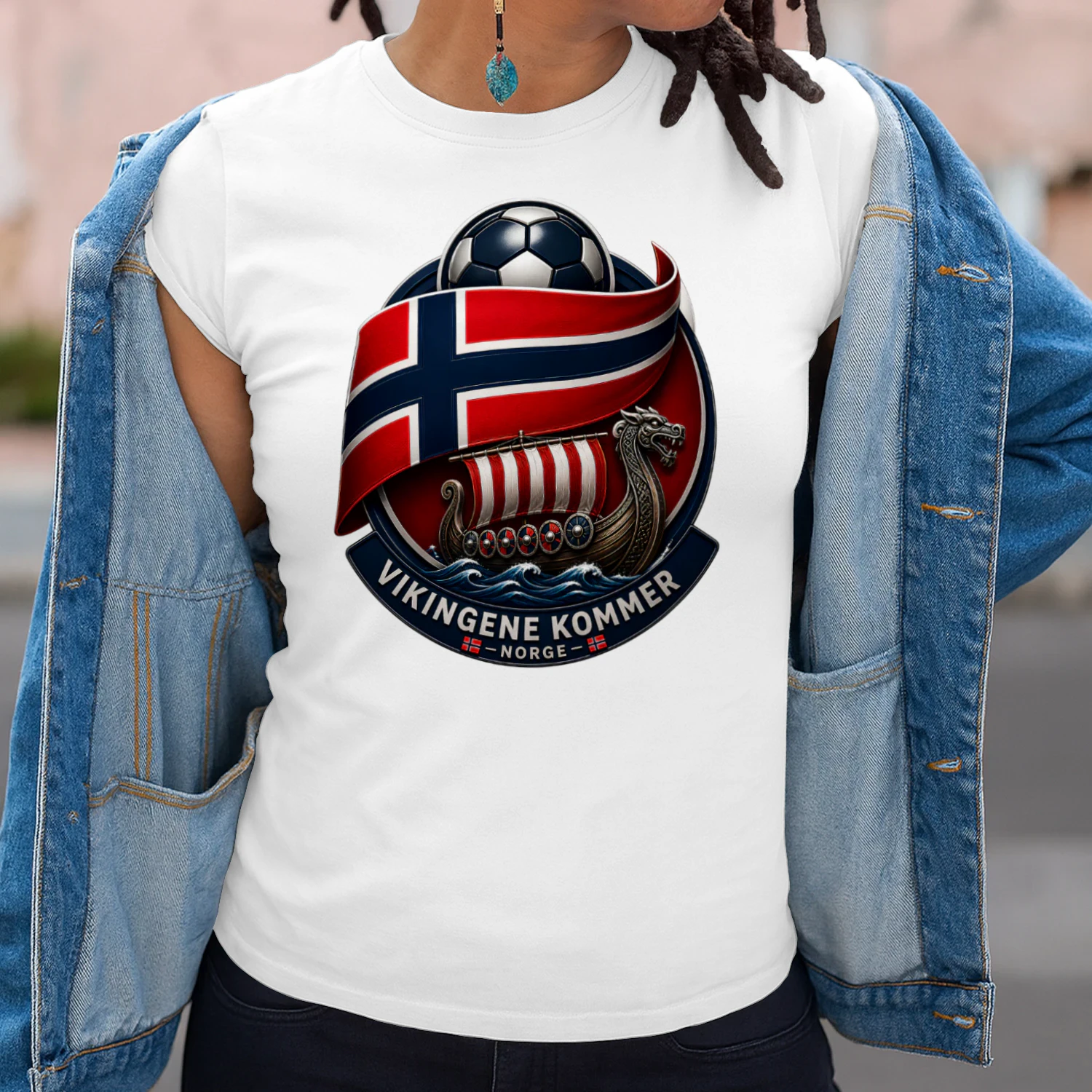 Unik norsk fotball T-skjorte med vikingskip, norsk flagg og supporterdesign. Perfekt for norske fotballfans og stolte supportere.
