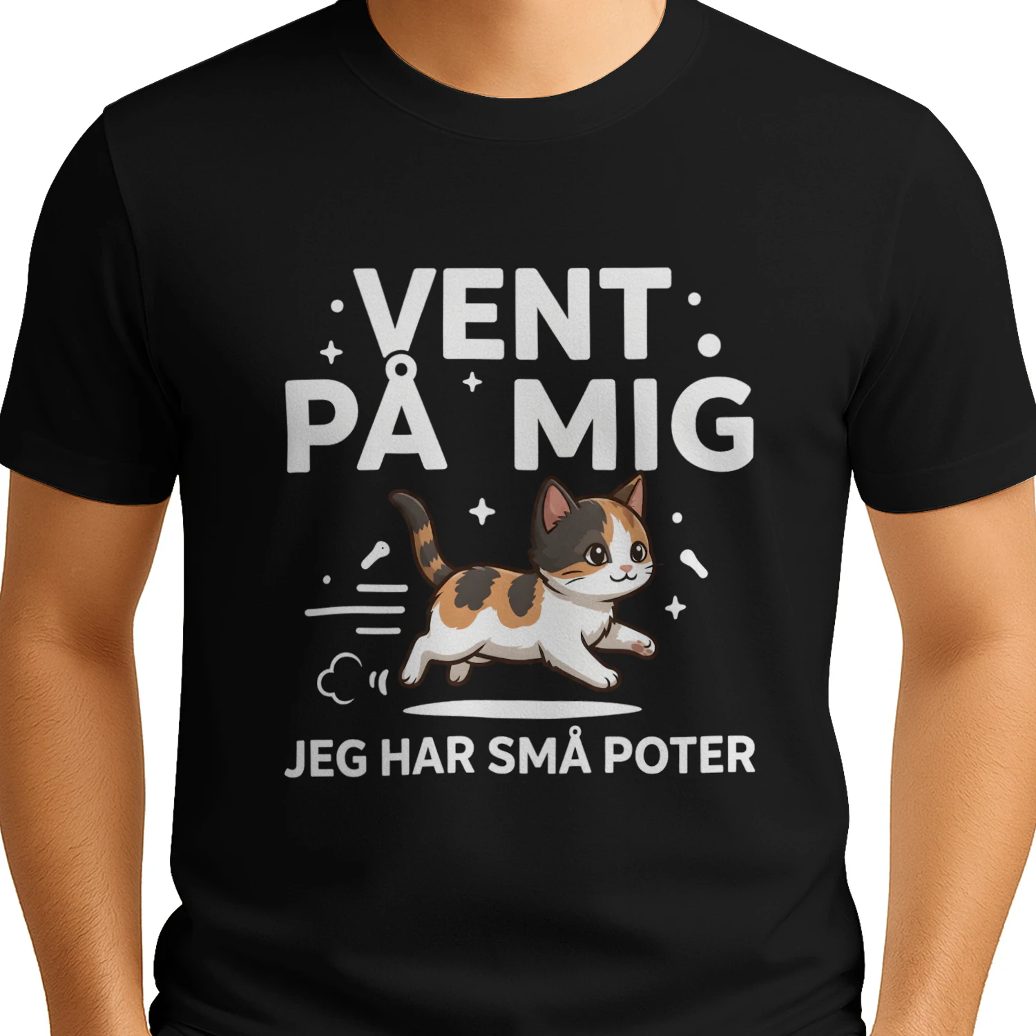 "VENT PÅ MIG, JEG HAR SMÅ POTER" . T-shirt ⚫🧿