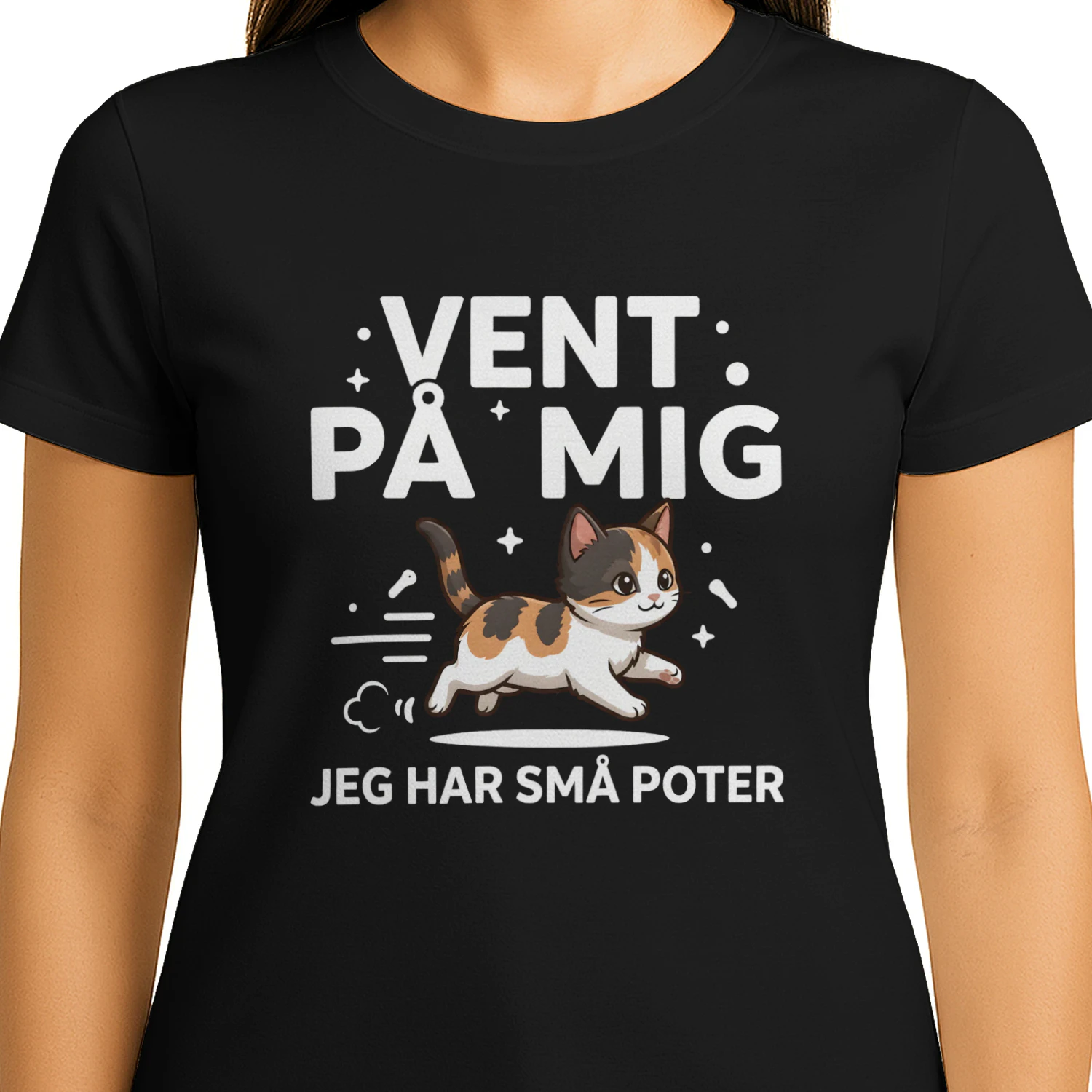 "VENT PÅ MIG, JEG HAR SMÅ POTER" . T-shirt ⚫🧿