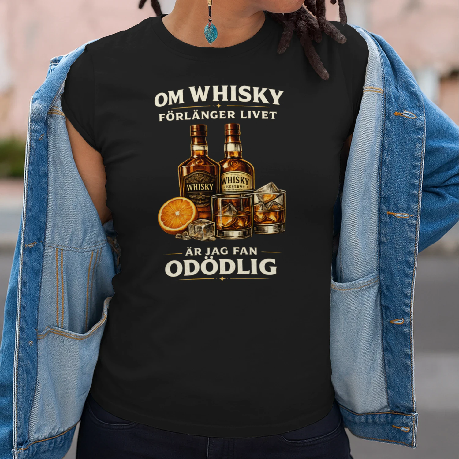 OM WHISKY FÖRLÄNGER LIVET... DÅ ÄR JAG FAN ODÖDLIG  T-Shirt