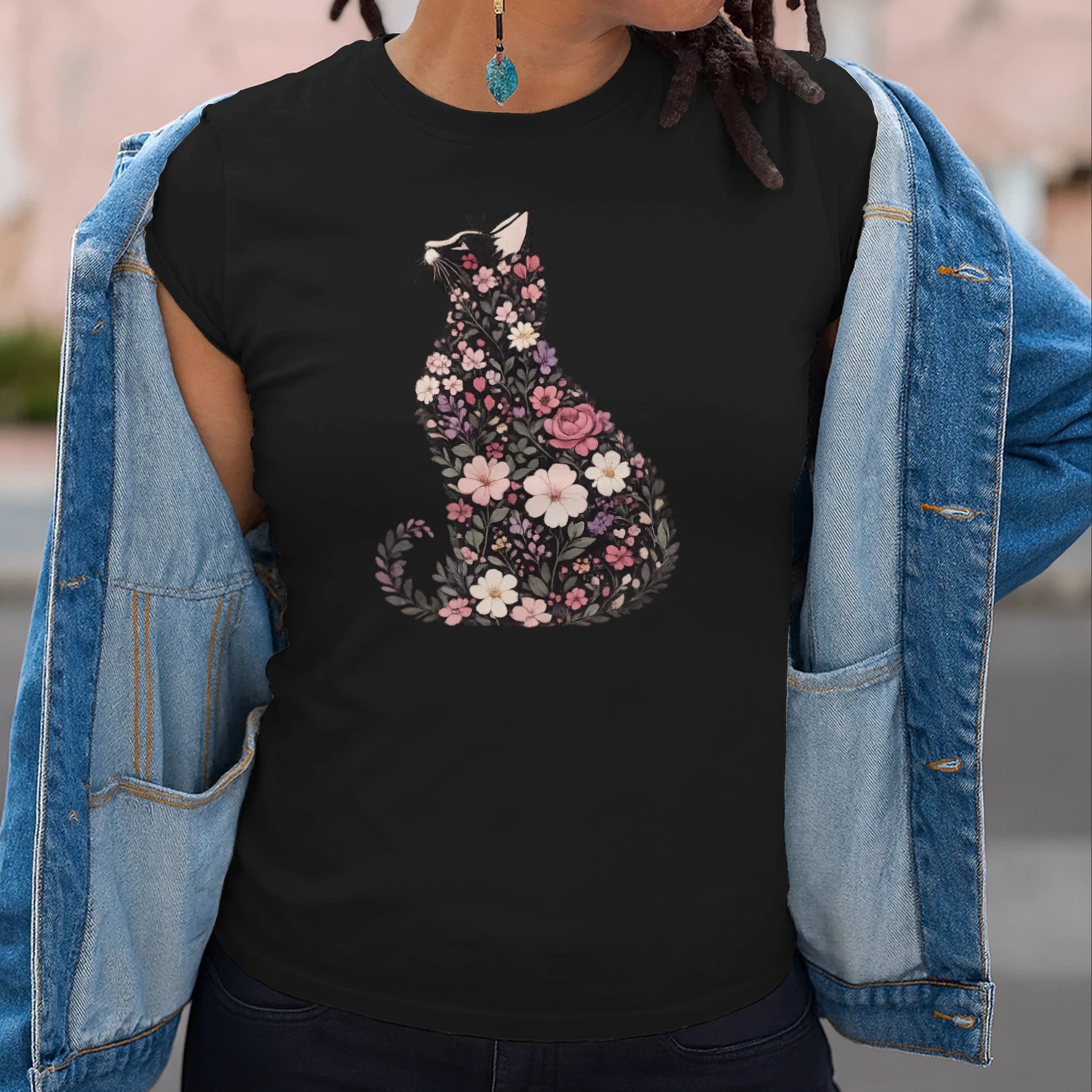 Féline en fleurs 🌸🐾