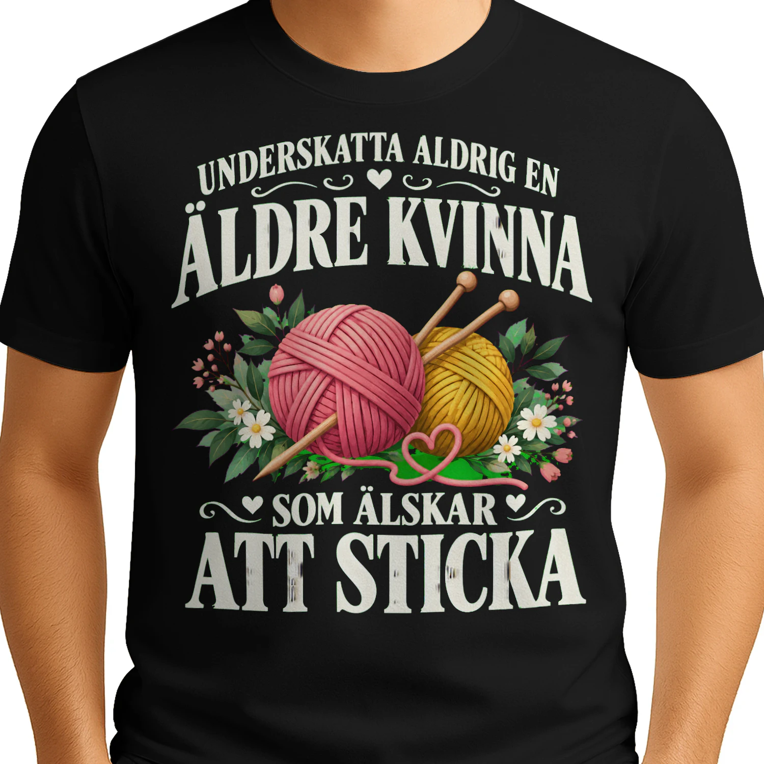 Underskatta Aldrig En Äldre Kvinna Som Älskar Att Sticka – Rolig Present