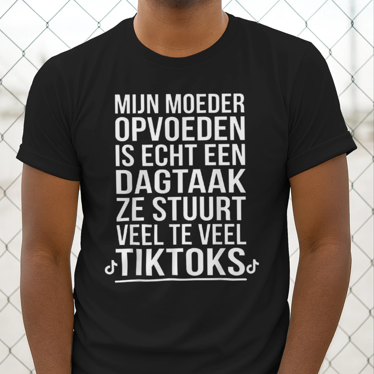 mijn moeder opvoeden is echt een dagtaak. ze stuurt véél te veel tiktoks 