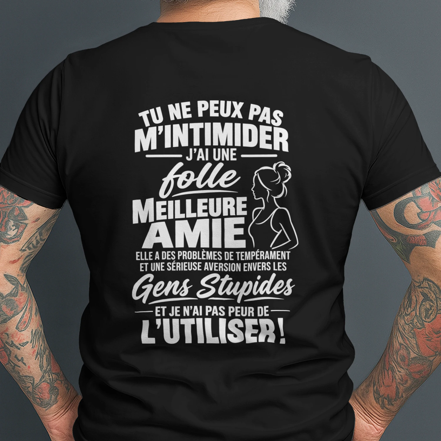 TU NE PEUX PAS M’INTIMIDER. J'AI UNE FOLLE MEILLEURE AMIE. ELLE A DES PROBLÈMES DE TEMPÉRAMENT ET UNE SÉRIEUSE AVERSION ENVERS LES GENS STUPIDES ET JE N’AI PAS PEUR DE L’UTILISER