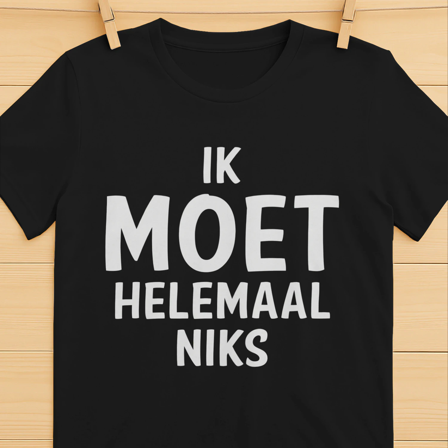 “Ik Moet Niks” T-Shirt
