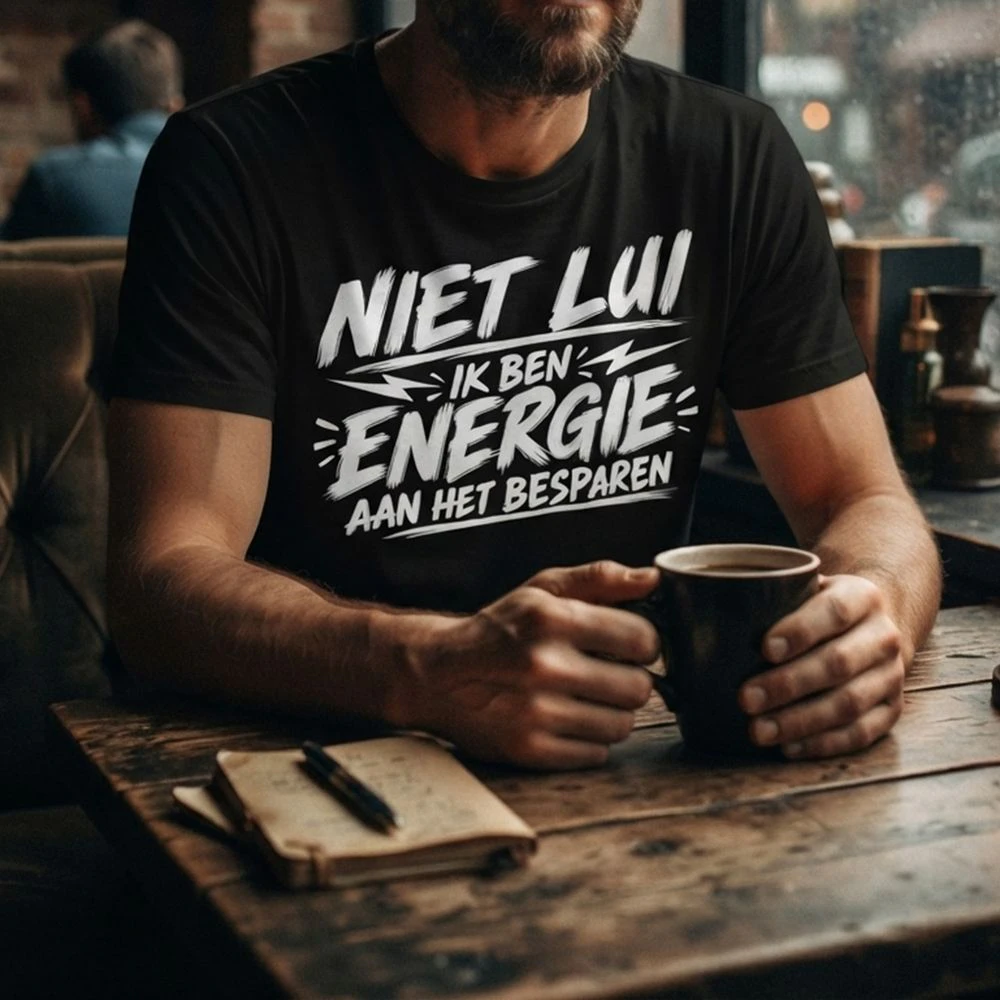 Niet Lui, Ik Ben Energie Aan Het Besparen – Grappig T-Shirt