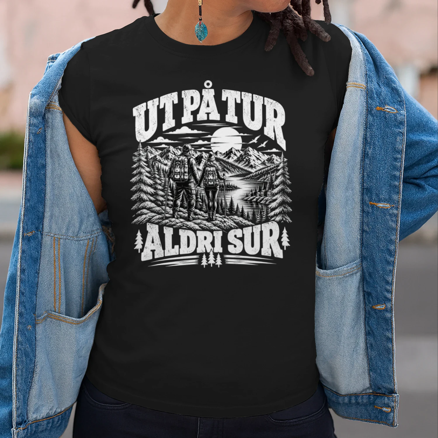 UT PÅ TUR ALDRI SUR – Norsk Tur T-skjorte