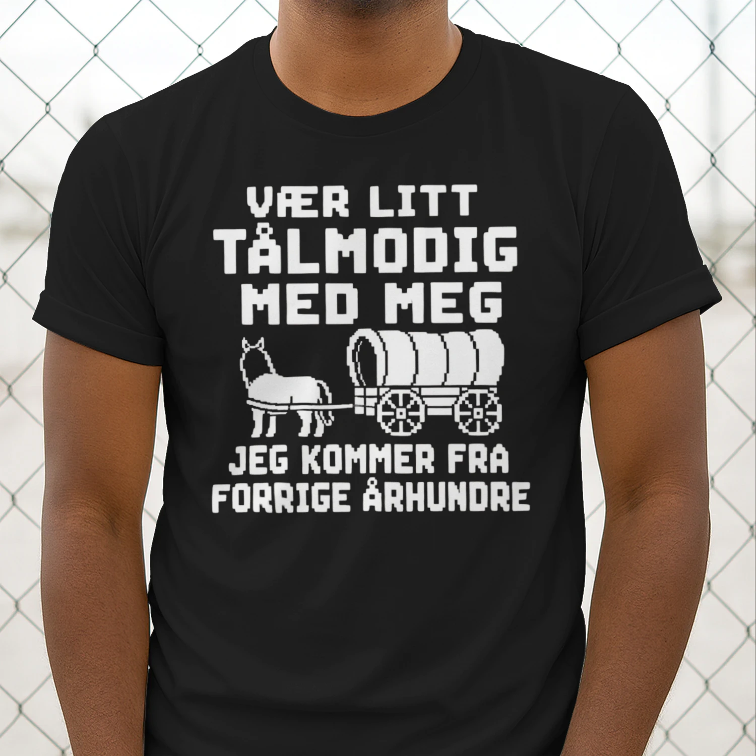 VÆR LITT TÅLMODIG MED MEG, JEG KOMMER FRA FORRIGE ÅRHUNDRE