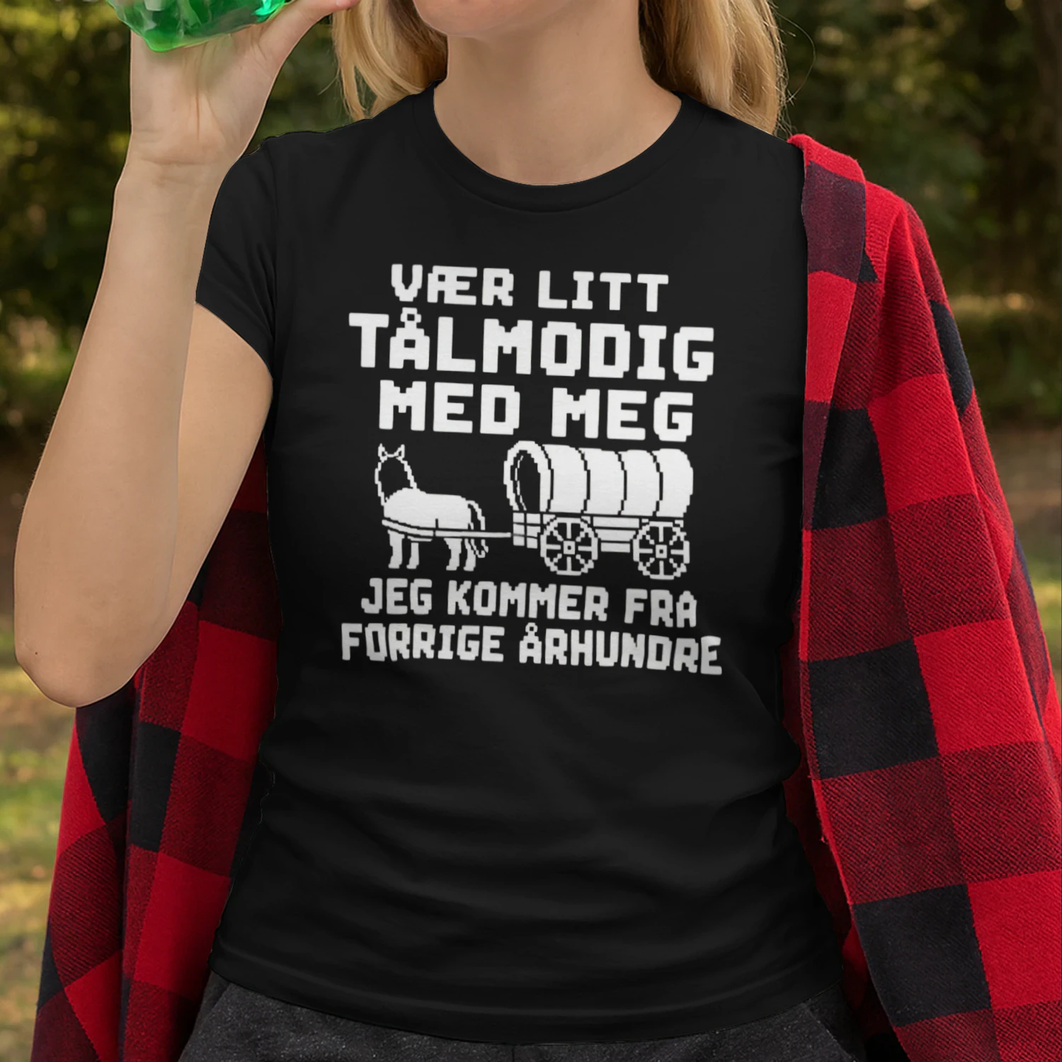 VÆR LITT TÅLMODIG MED MEG, JEG KOMMER FRA FORRIGE ÅRHUNDRE