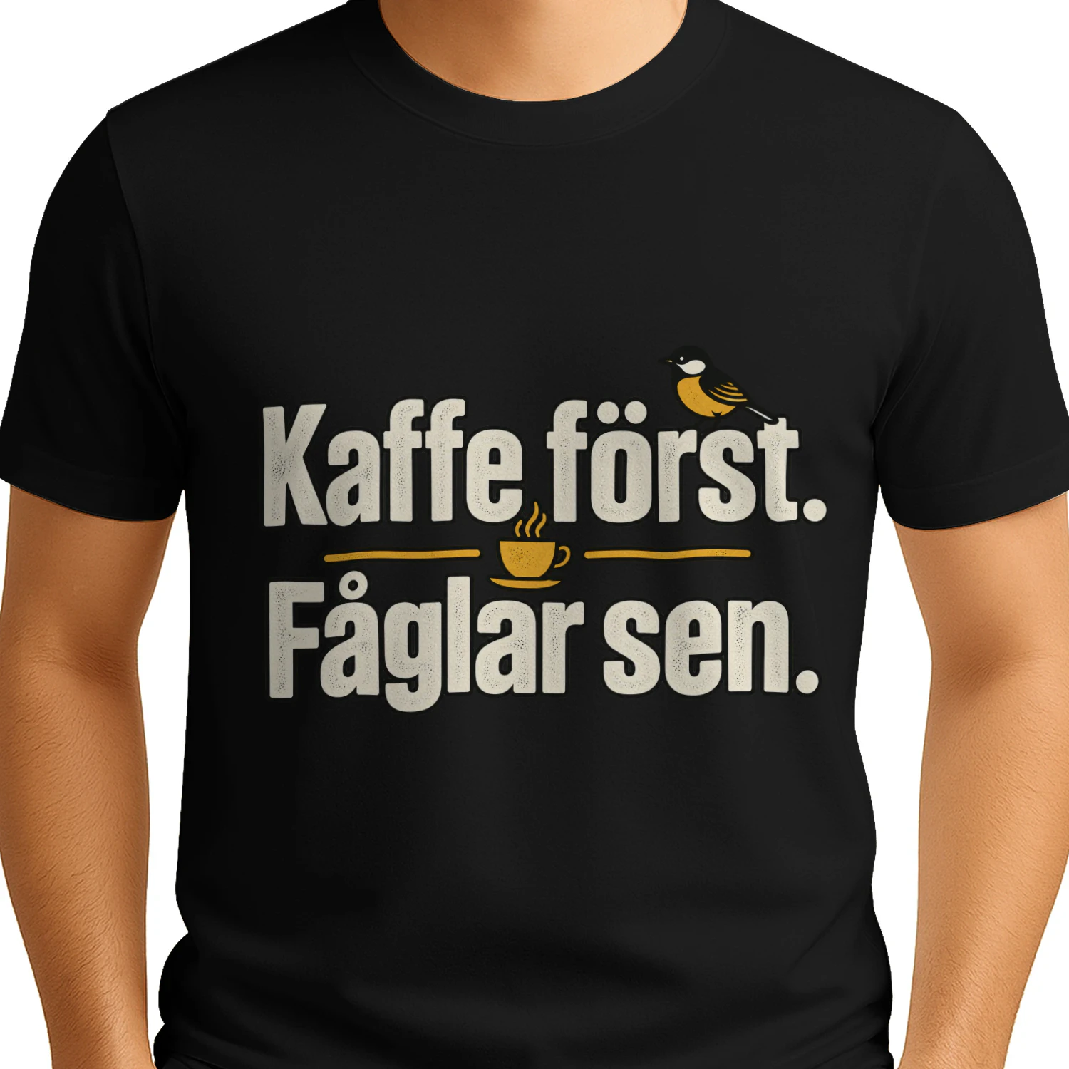 Kaffe Först. Fåglar Sen. – T-Shirt för Kaffe- & Fågelälskare