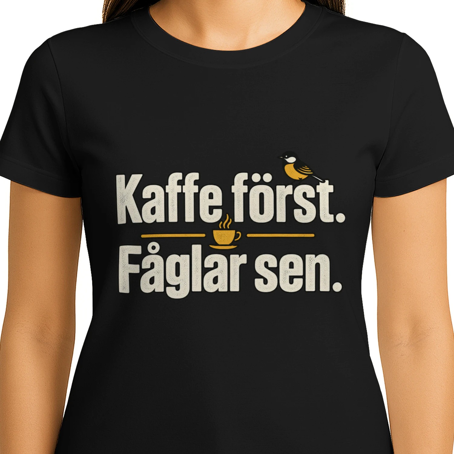 Kaffe Först. Fåglar Sen. – T-Shirt för Kaffe- & Fågelälskare